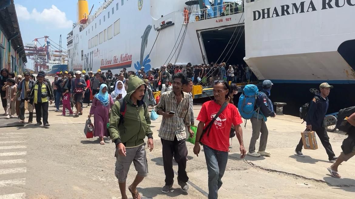 MASIH RAMAI: Penumpang KM Dharma Rucitra I turun pada hari ketiga arus balik mudik Lebaran Idulfitri 1447 Hijriah di Pelabuhan Trisakti Banjarmasin, Jumat (27/3). 