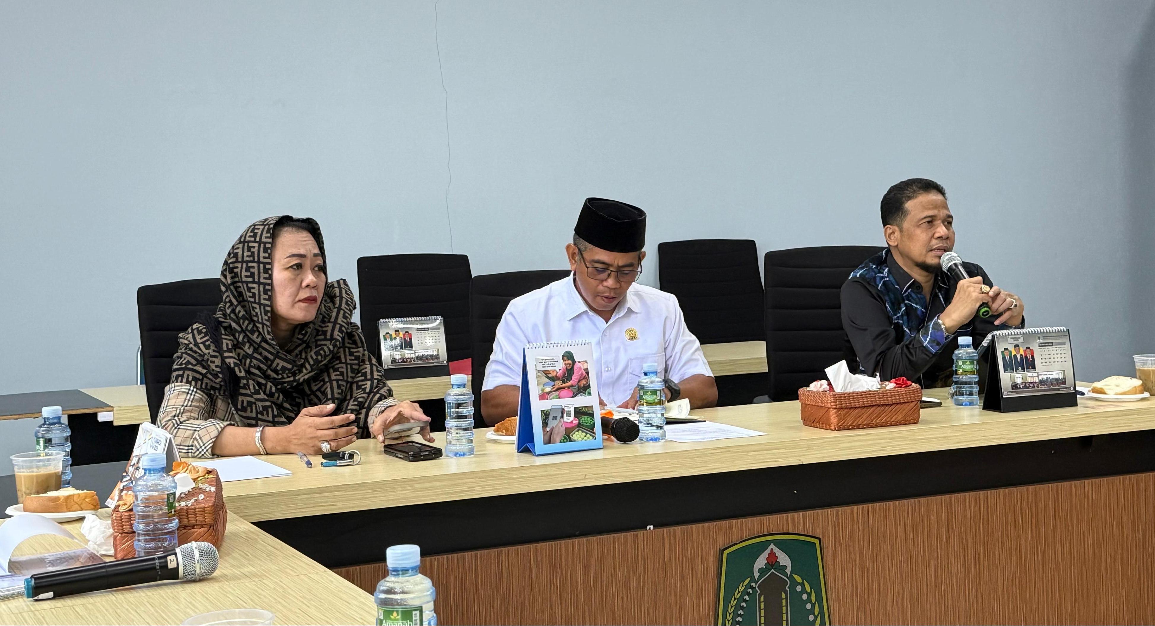 KELUHAN: Ketua Komisi III DPRD HSU Munawari saat mencecar pertayaan pada Dinas PUPR dan PT Tirta Agung Amuntai di ruang rapat DPRD, membahas percepatan serapan anggaran dan peningkatan kualitas layana
