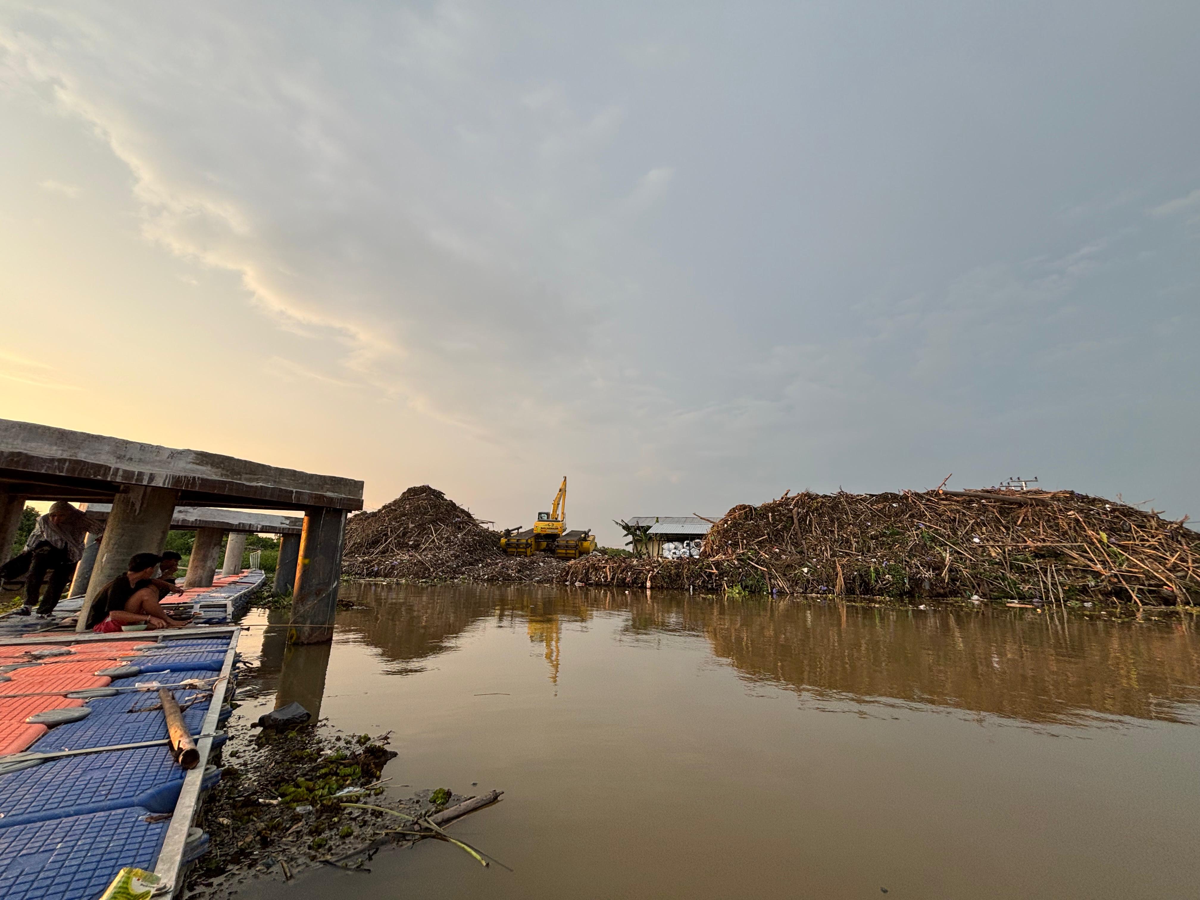 Sampah gulma memenuhi PDU Benua Anyar di Sungai Gampa Muara, Banjarmasin Timur dan kerap menghambat akses warga yang beraktivitas di sungai. (Zulvan Rahmatan/Radar Banjarmasin)