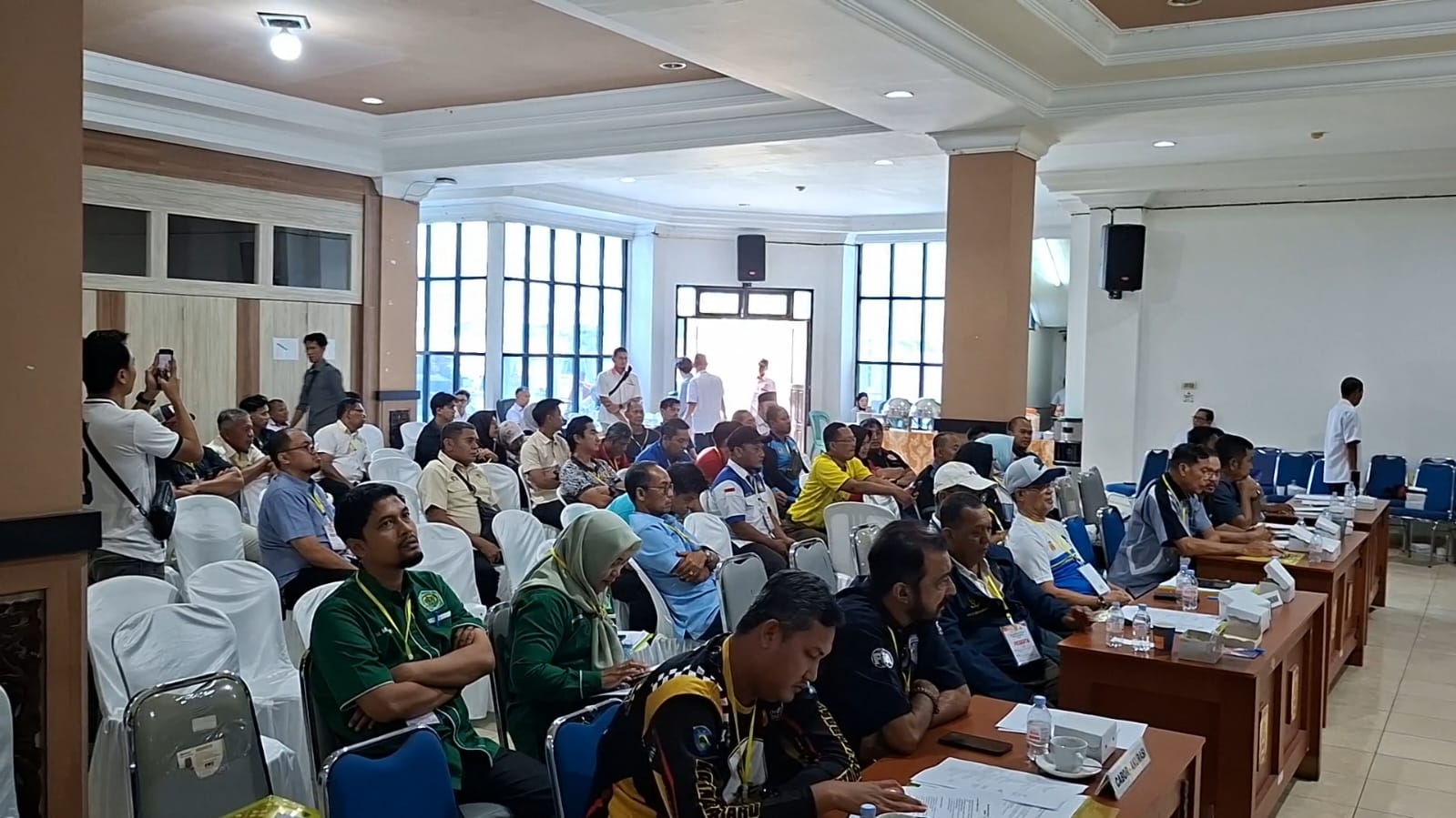 Suasana Musyawarah Olahraga Kota (Musorkot) KONI Banjarbaru di Aula Linggangan DPRD Banjarbaru, Sabtu (28/3/2026), yang berlangsung panas hingga berujung aksi walk out sejumlah cabang olahraga yang me