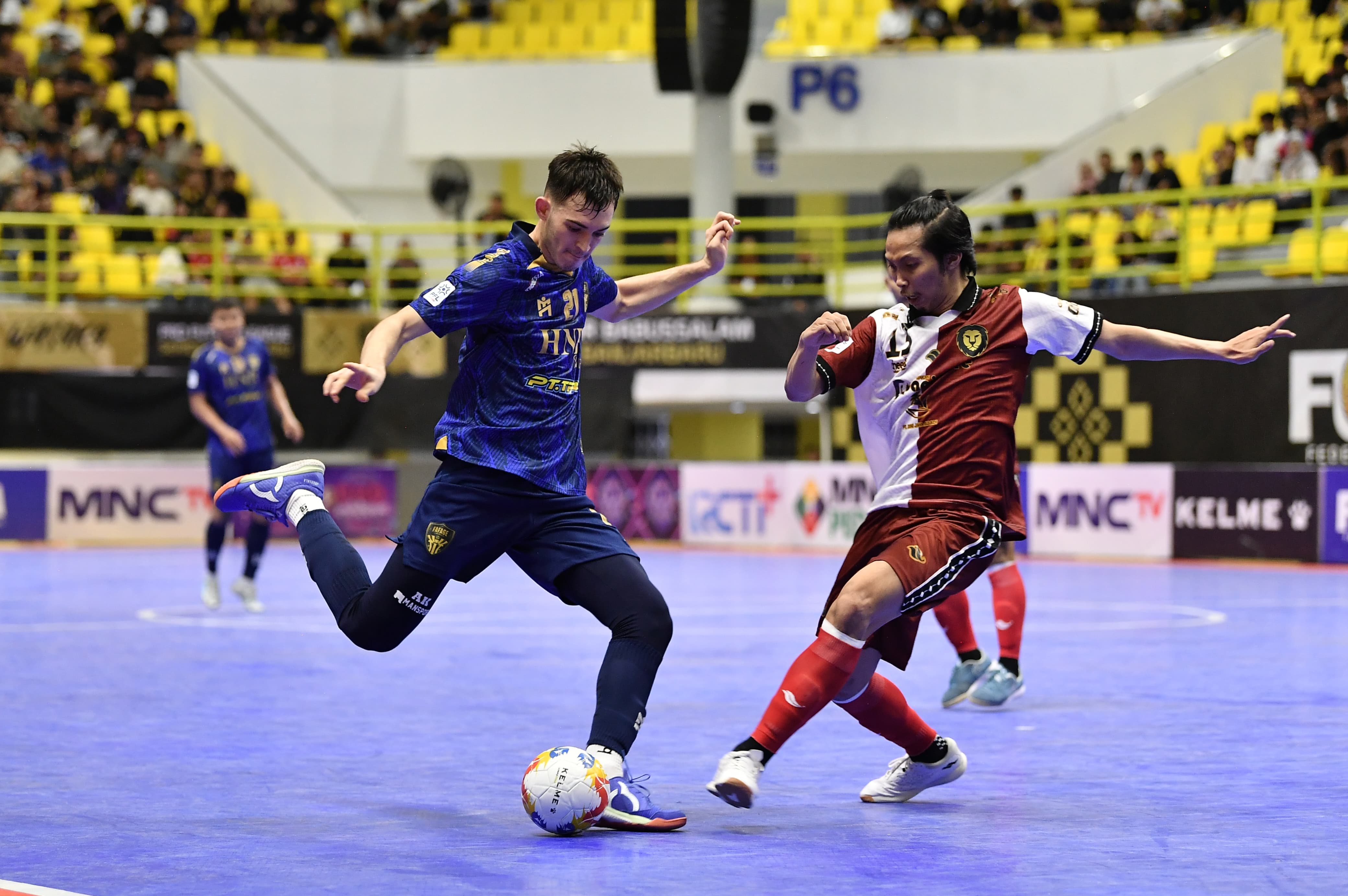 Pemain Fafage Banua beraksi di hadapan ribuan pendukung yang memadati GOR Babussalam Banjarbaru dalam laga lanjutan Pro Futsal League 2025/2026 melawan Moncongbulo FC, Jumat (28/3/2026) malam. (dok Fa