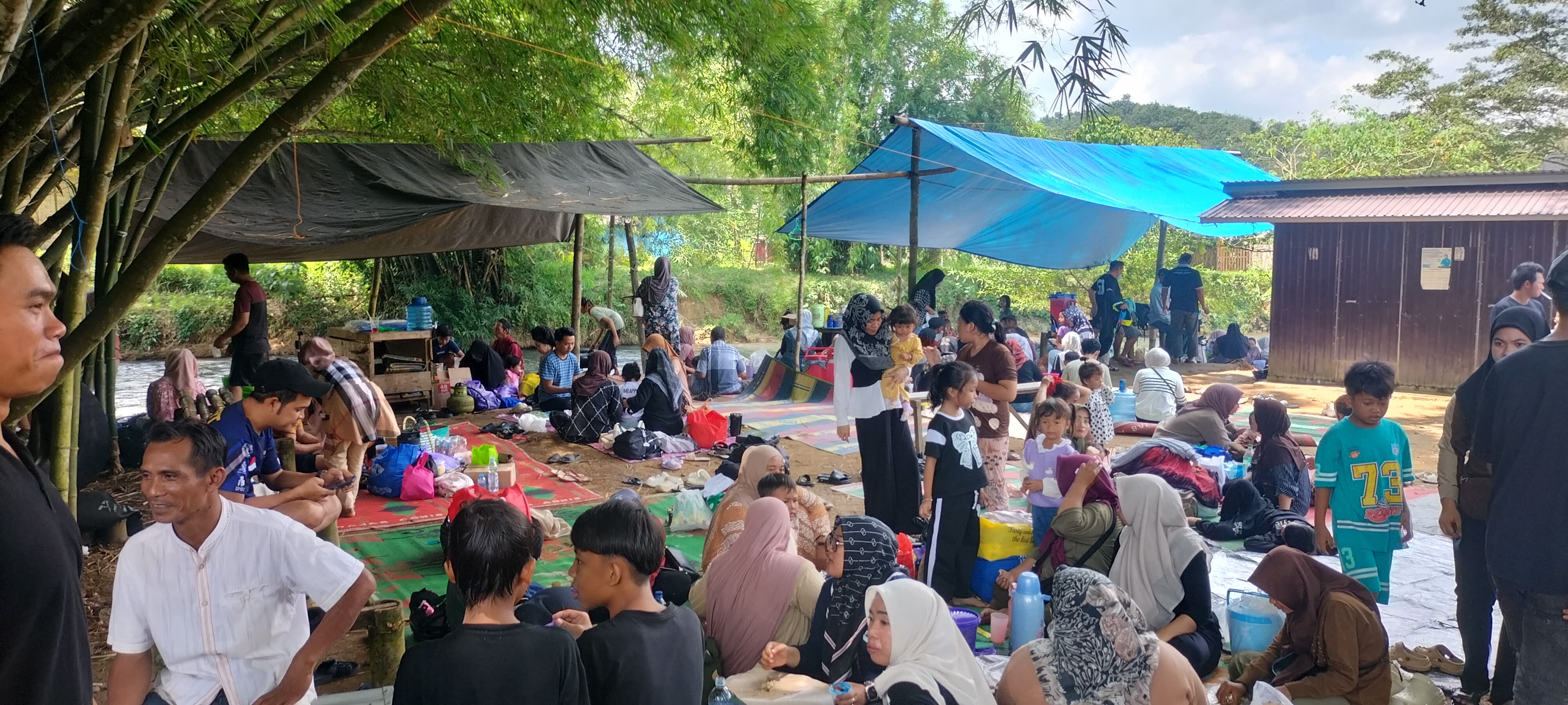 PADATI: Pengunjung memadati wisata air sirang pitu yang berada di Desa Miawa Kecamatan Piani Kabupaten Tapin. Foto Kepala Desa Miawa