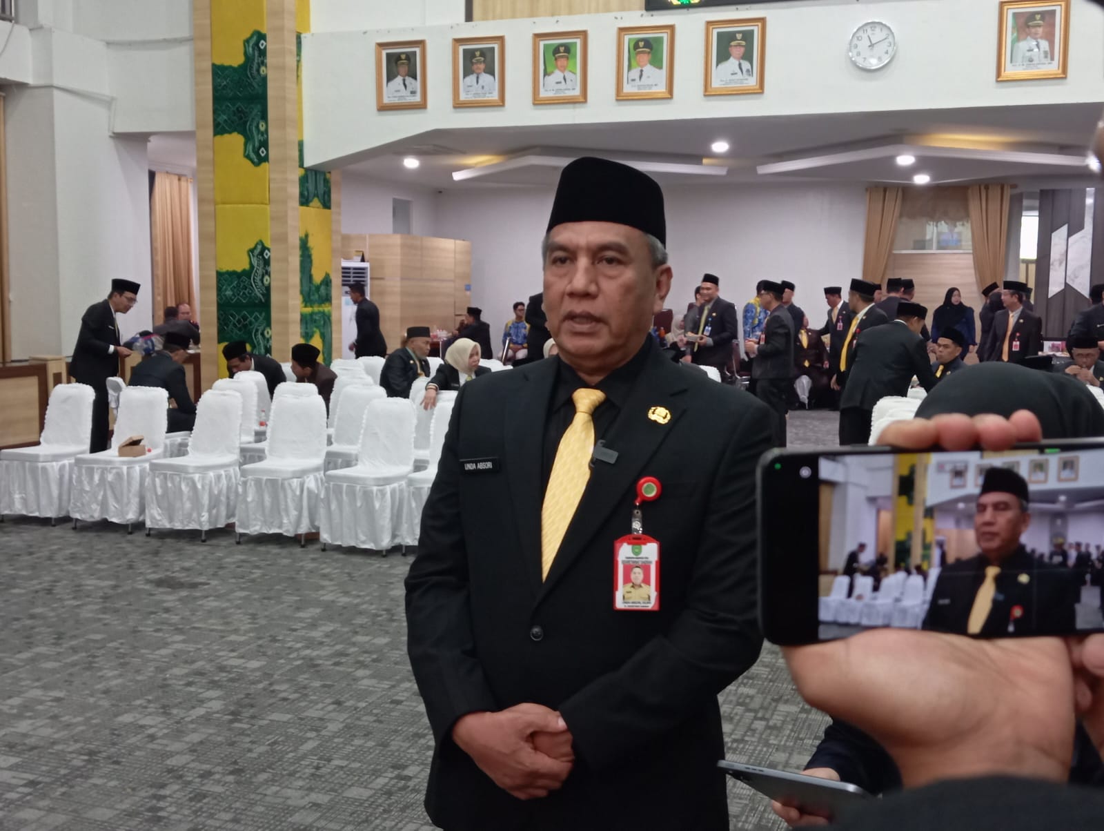 BERI KETERANGAN: Sekda Tapin Unda Absori memberikan keterangan terkait rencana retreat yang akan dilaksanakan Pemerintah Kabupaten Tapin. Foto Rasidi Fadli