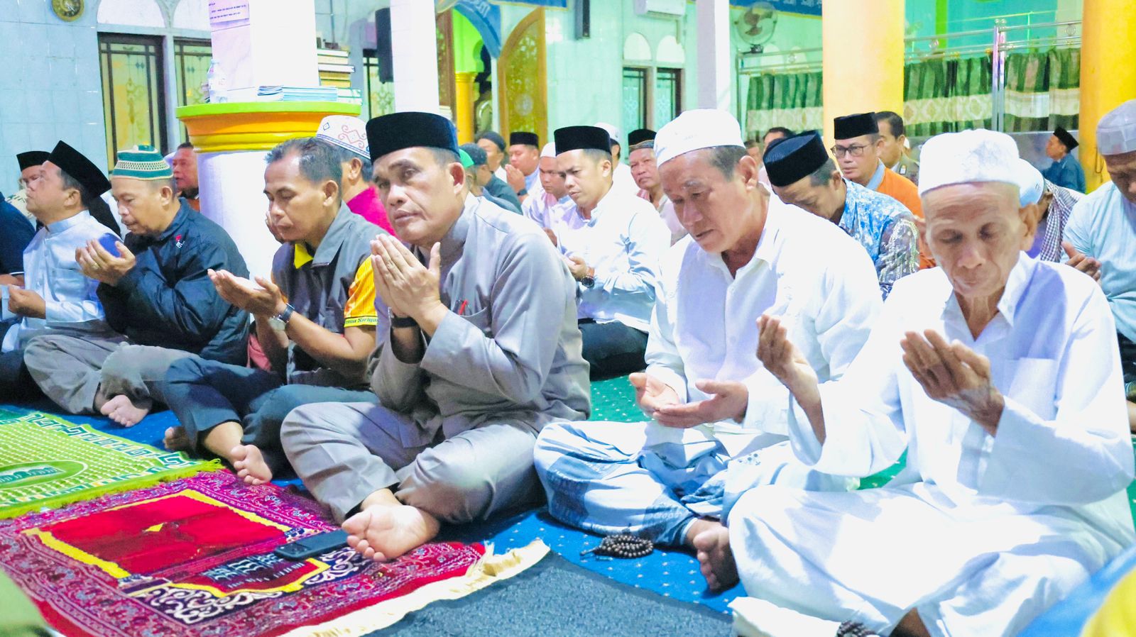 MOMEN:Bupati Kabupate HSU, H Sahrujani saat subuh keliling di Masjid Baitul Muttaqin, Desa Teluk Mesjid, Kecamatan Danau Panggang.