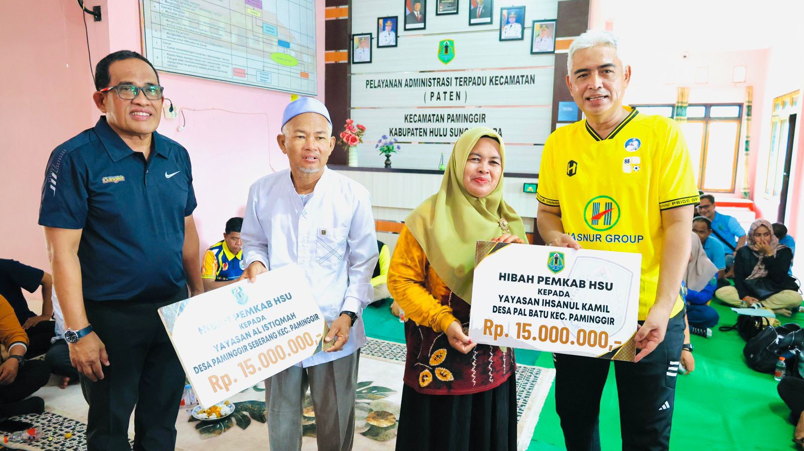HADIR:Bupati dan Wakil Bupati Kabupaten HSU, H Sahrujani dan Hero Setiawan menyerahkan dana hibah kepada perwakilan yayasan keagamaan saat halalbihalal bersama masyarakat di Kecamatan Paminggir.