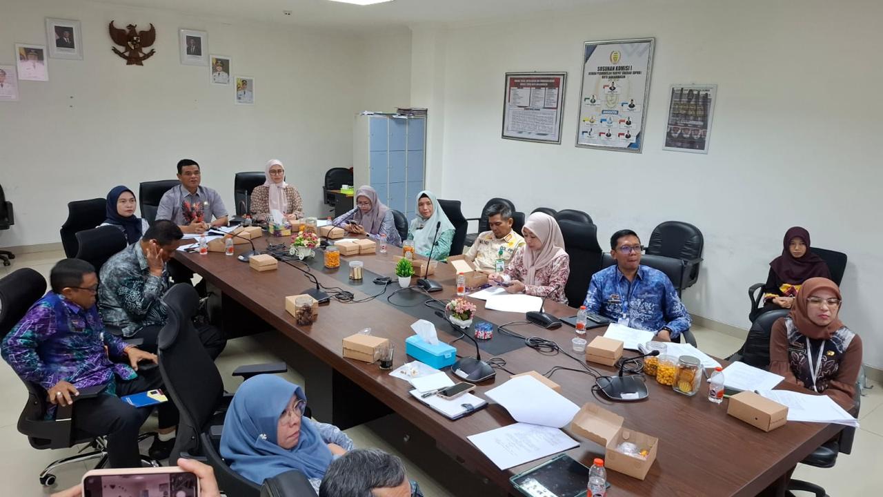 Pansus DPRD Kota Banjarmasin menggelar rapat pembahasan Raperda fasilitasi perlindungan hak kekayaan intelektual (HKI) untuk melindungi karya pelaku IKM belum lama tadi. (DPRD Banjarmasin untuk Radar 