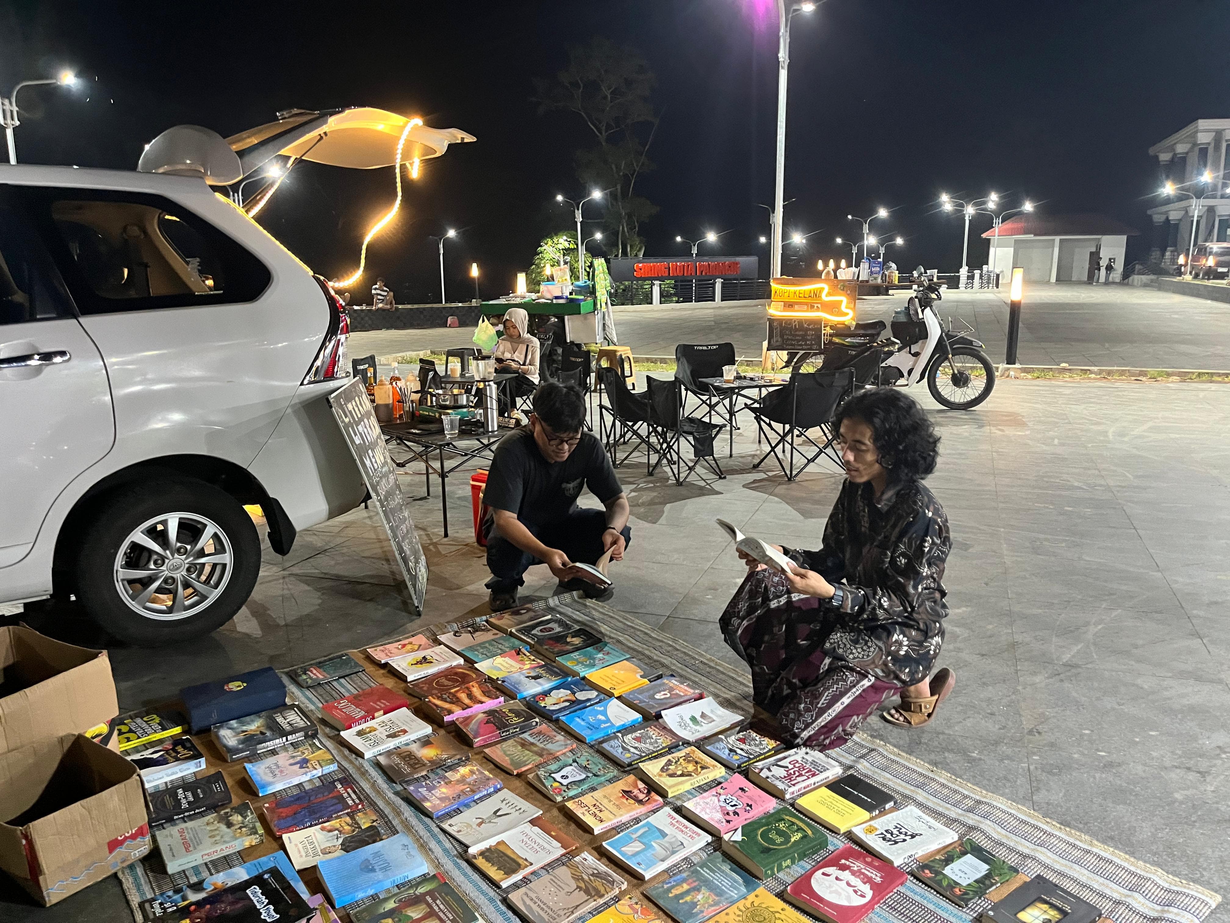 RUANG LITERASI: Pengunjung saat menikmati fasilitas lapak baca gratis yang digelar komunitas kreatif di kawasan Siring Paringin. (Faisal untuk Radar Banjarmasin)