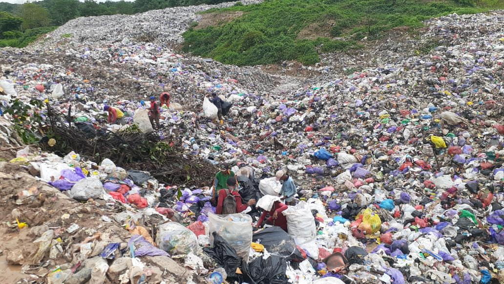 Tumpukan sampah di tempat pembuangan akhir di Banjarbaru (DOK. RADAR BANJARMASIN)