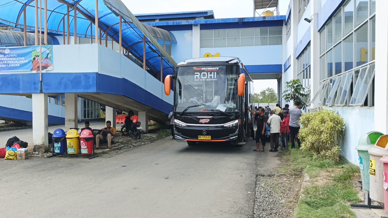 Suasana Terminal Tipe A Gambut Barakat, Kabupaten Banjar, terpantau ramai namun tetap lancar saat arus balik Lebaran berlangsung tanpa lonjakan signifikan. (FADLAN ZAKIRI/RADAR BANJARMASIN)