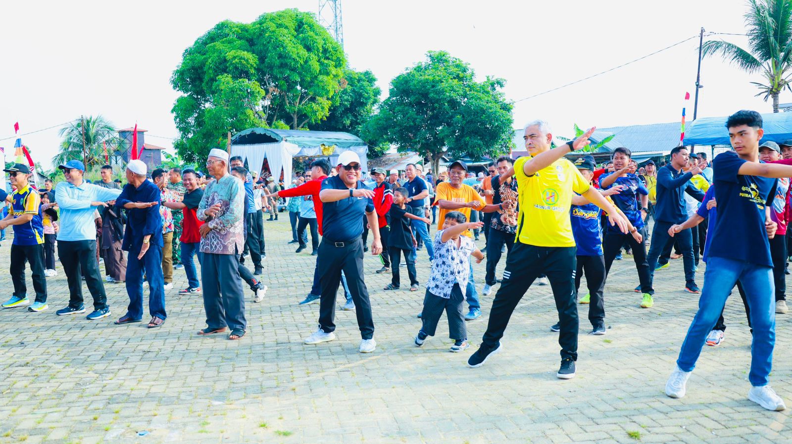 MOMEN:Bupati dan Wakil Bupati Kabupaten HSU, H Sahrujani dan Hero Setiawan senam massal bersama warga dalam rangka Hari Jadi ke-74 Kabupaten HSU di Kecamatan Paminggir, Sabtu (28/3/2026).