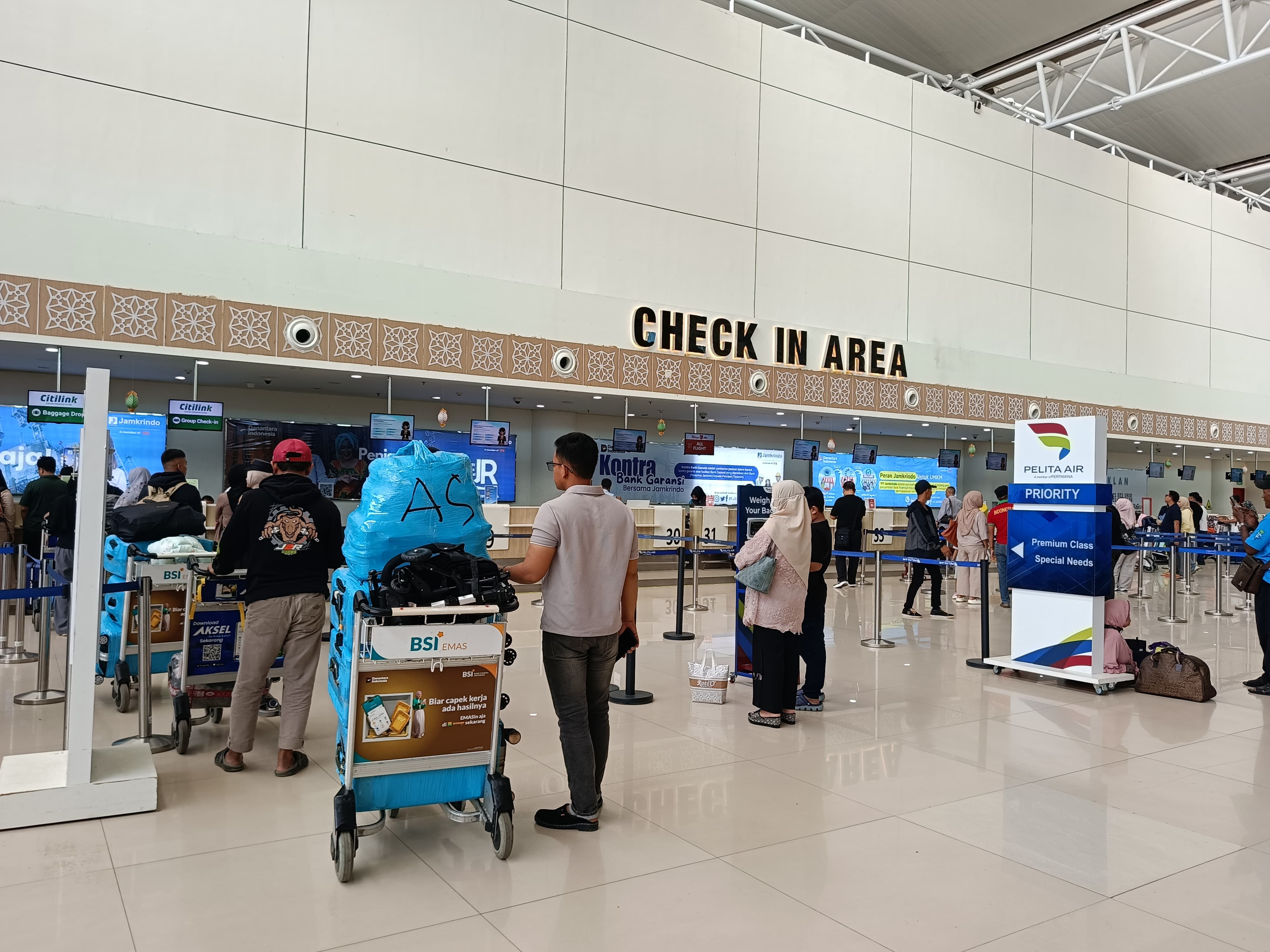 kondisi Check in di keberangkatan di bandara Syamsuddin Noor Banjarbaru (Sheilla Farazela/ Radar Banjarmasin)