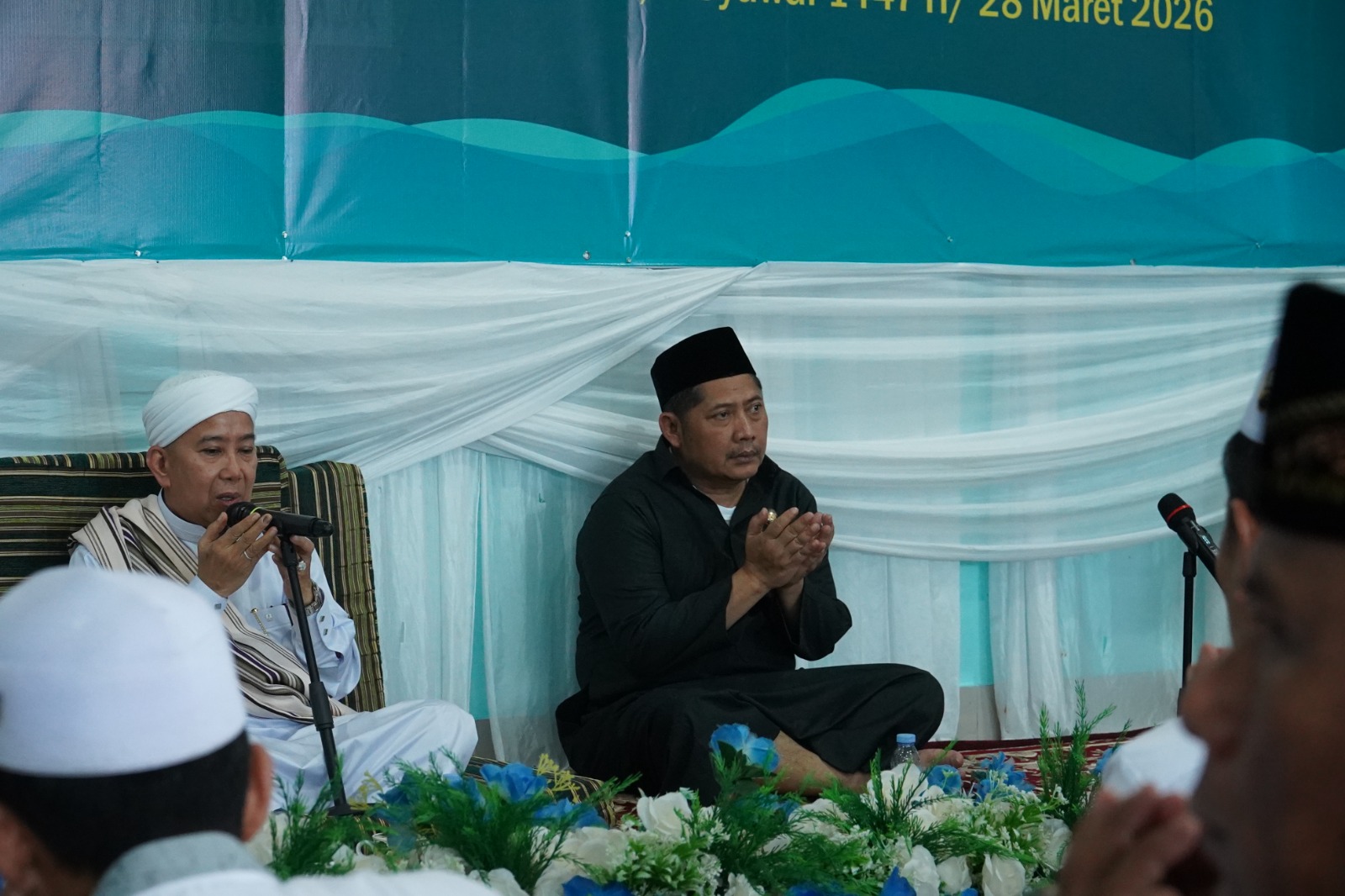 HADIR:Bupati HST, Samsul Rizal mengucapkan selamat kepada para santri yang telah khatam Al-Qur'an.