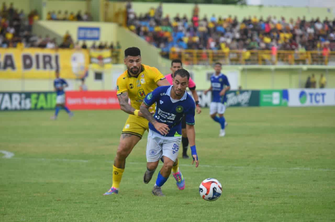 KURANG FOKUS:Bek Barito Putera, Renan Alves mengawal winger Persiku Kudus, Caique Souza di laga pekan ke-22 Pegadaian Championship 2025/2026, Minggu (29/3/2026), di Stadion 17 Mei Banjarmasin.