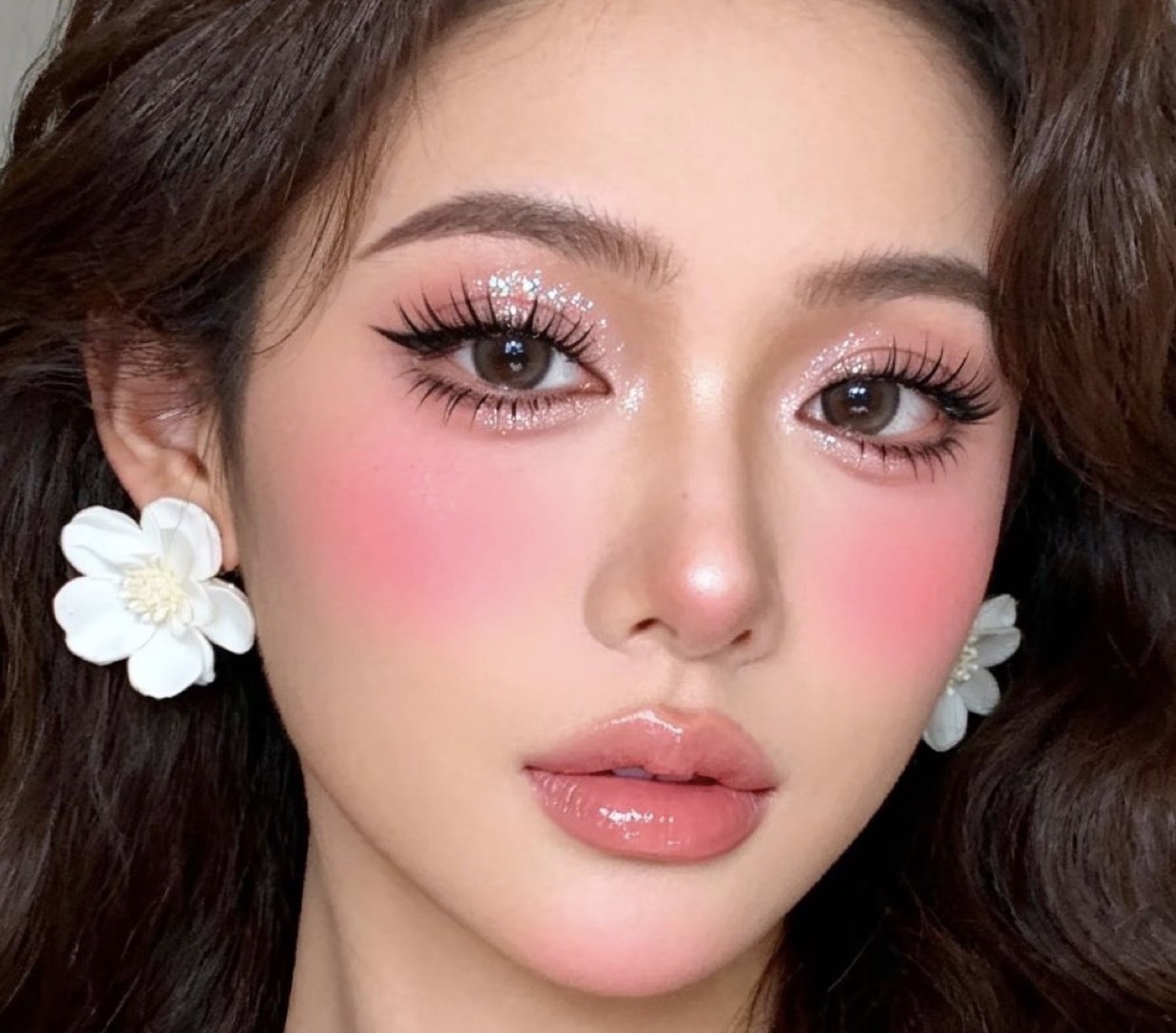 BONEKA HIDUP: Duit make up identik dengan gaya riasan yang mirip seperti boneka hidup. (Foto: Pinterest)