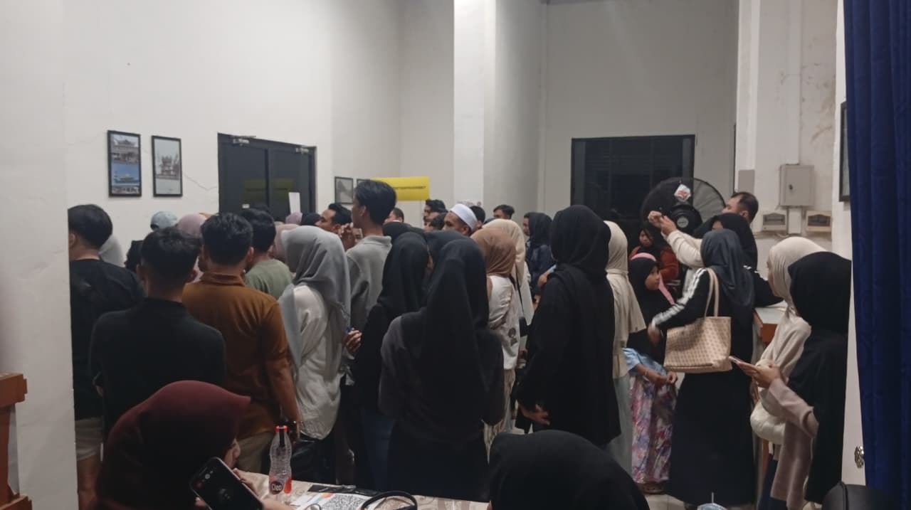 PADATI: Penonton padati pintu masuk Aula Kecamatan Kandangan untuk nonton Film "Kuyank".