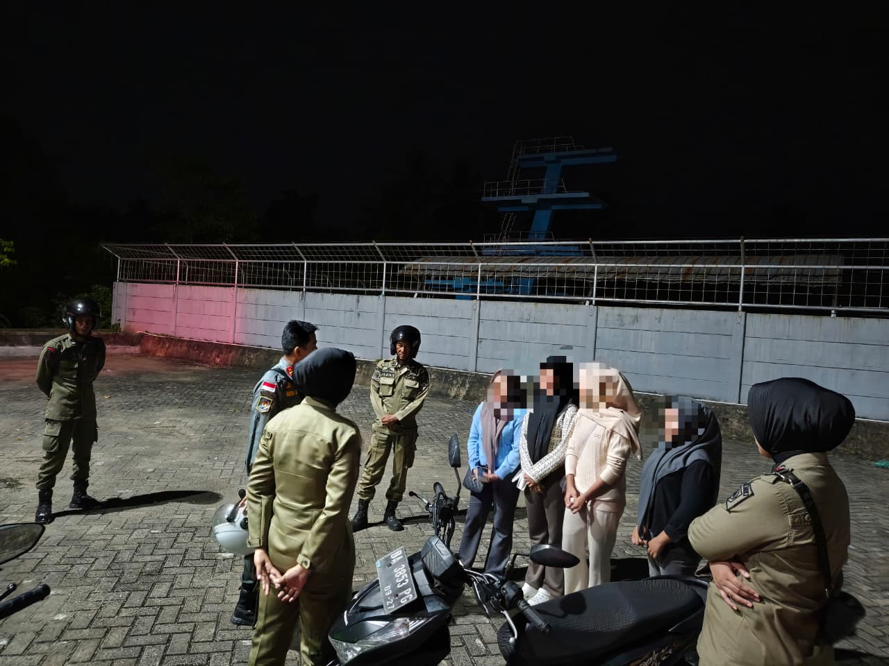 ARAHAN: Satpol PP HSS berikan teguran dan arahan kepada para pemuda untuk segera pulang dan tidak nongkrong sampai larut malam.