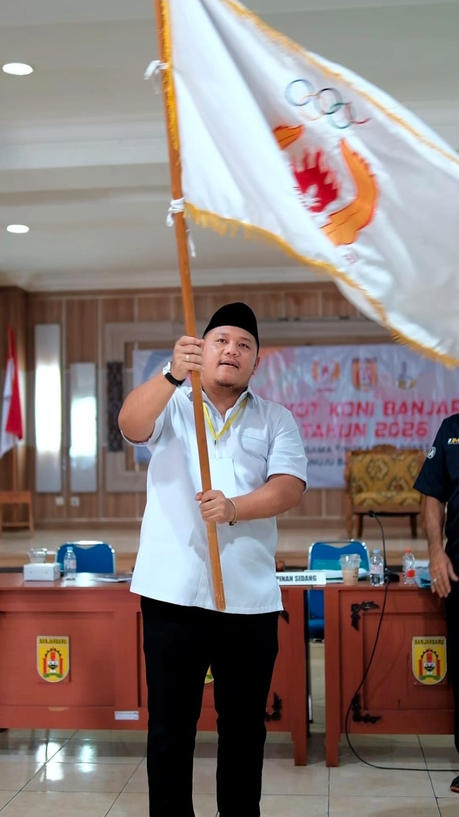 ANGKAT BENDERA: Gusti Rizky Sukma Iskandar Putera resmi terpilih kembali sebagai Ketua KONI Banjarbaru untuk periode 2026-2030.