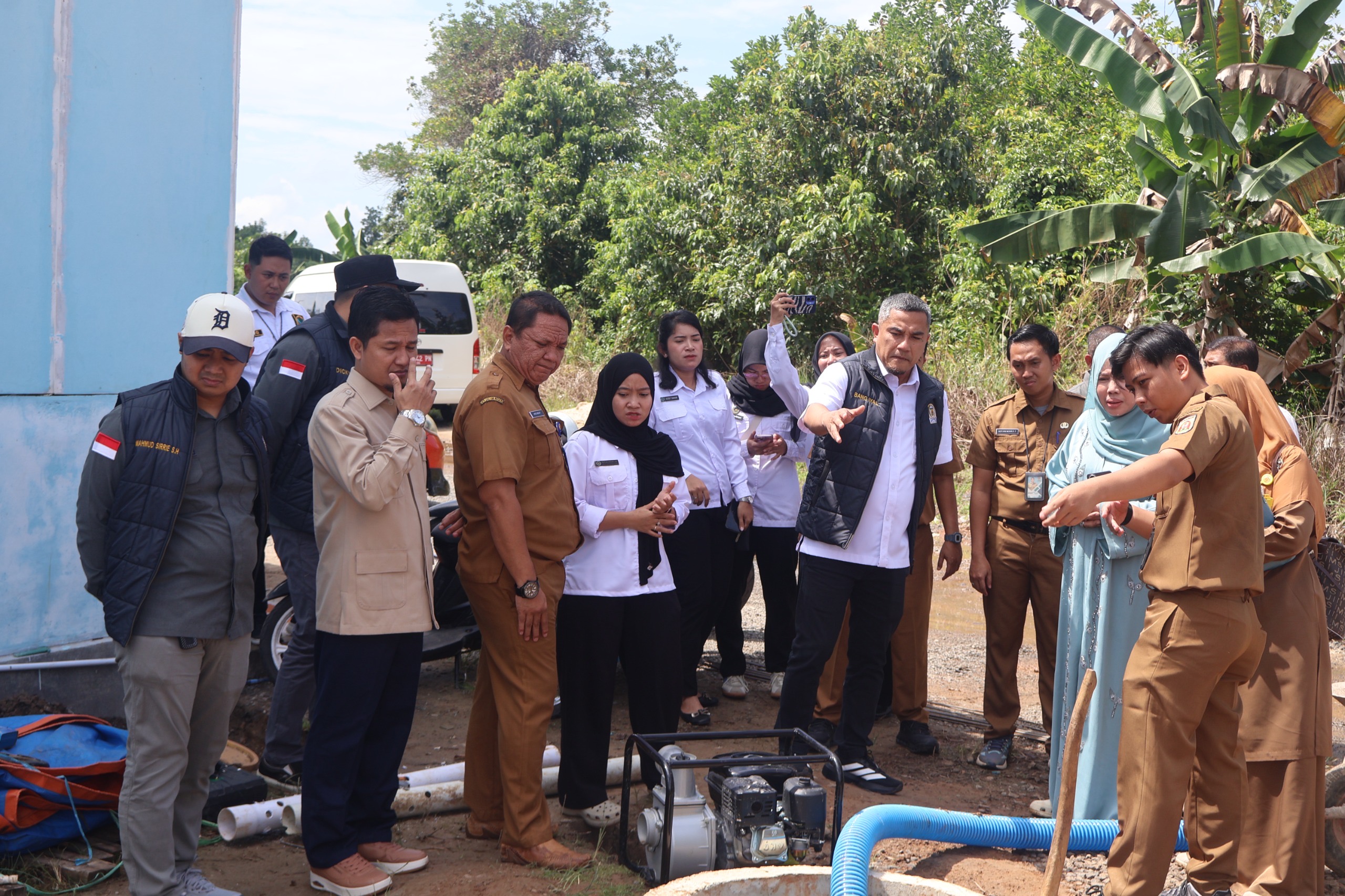 PENGECEKAN LIMBAH: Ketua Komisi III DPRD Banjarbaru, Bang Haji Iyal, bersama rombongan meninjau langsung saluran pembuangan limbah di SPPG Palam 1.