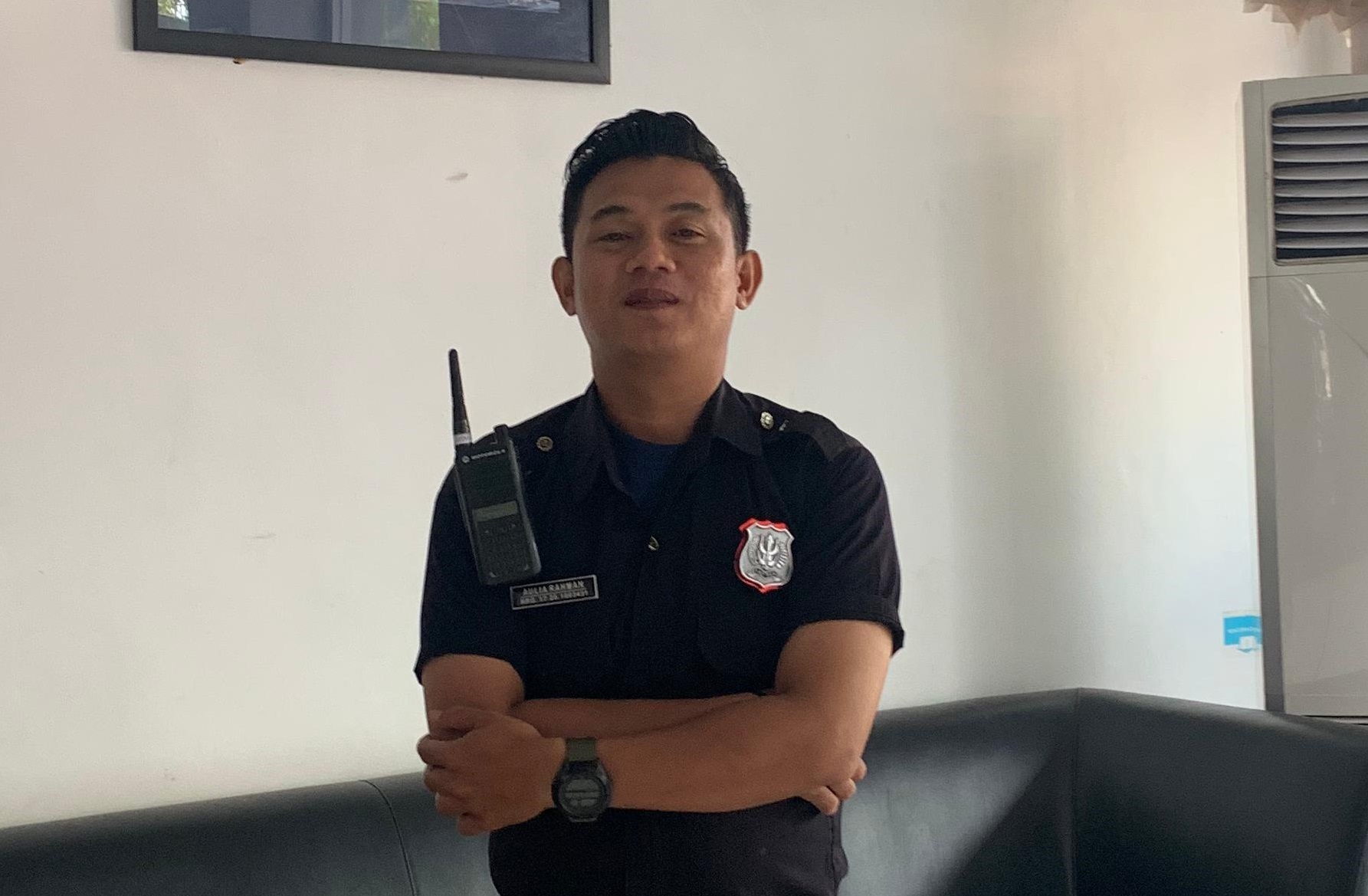 RUTINITAS: Aulia Rahman dalam kesehariannya sebagai satpam sebuah hotel di Banjarbaru.