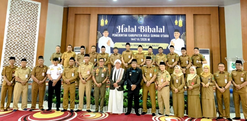 MOMEN:Bupati dan Wakil Bupati Kabupaten HSU, H Sahrujani dan Hero Setiawan foto bersama dalam momen Halalbihalal bersama ASN Pemkab HSU di Gedung Abdul Wahid, Amuntai Senin (30/3/2026).