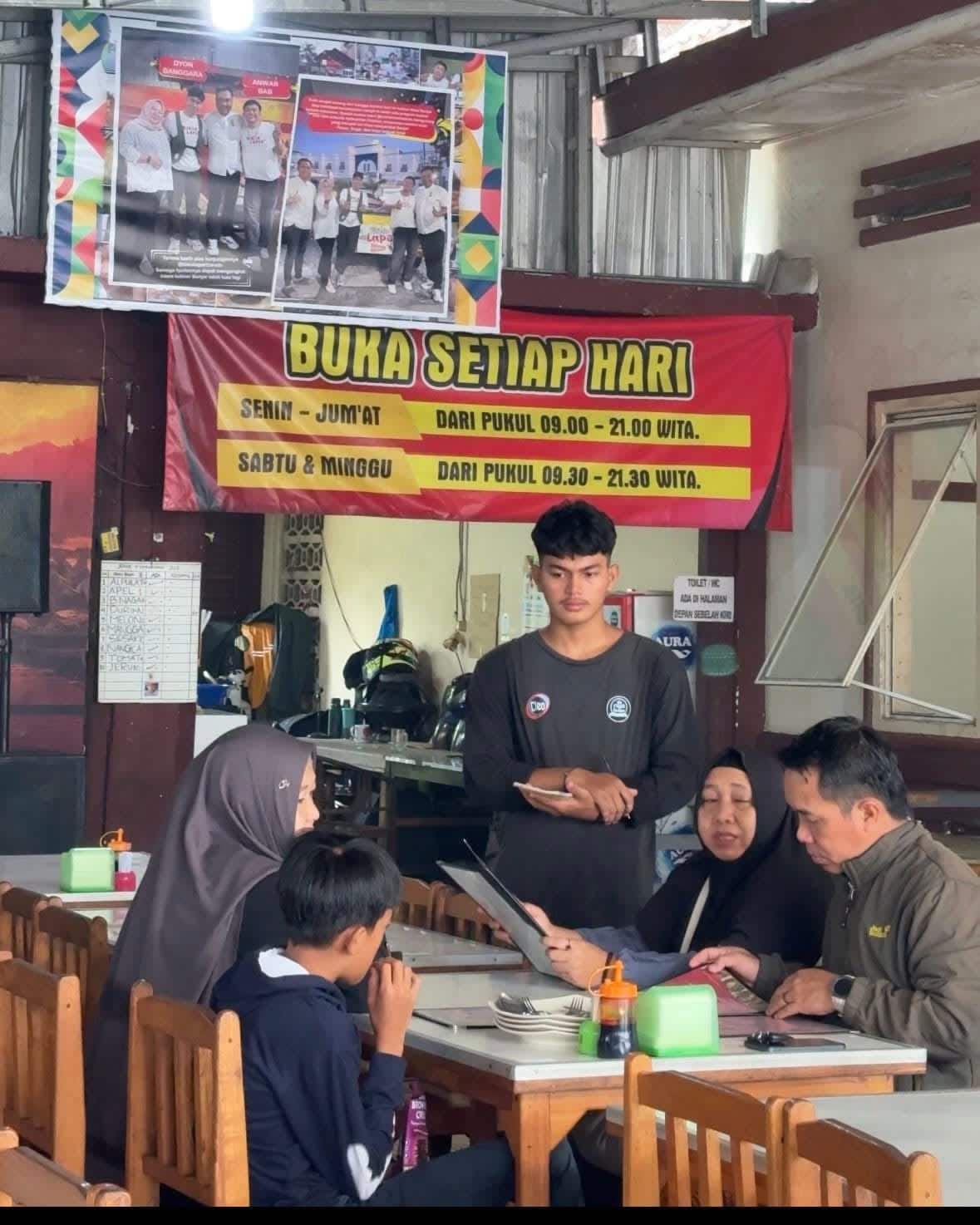 LAYANI PEMBELI: Usaha rumah makan ikut terimbas dengan kenaikan harga sejumlah bahan pokok.  