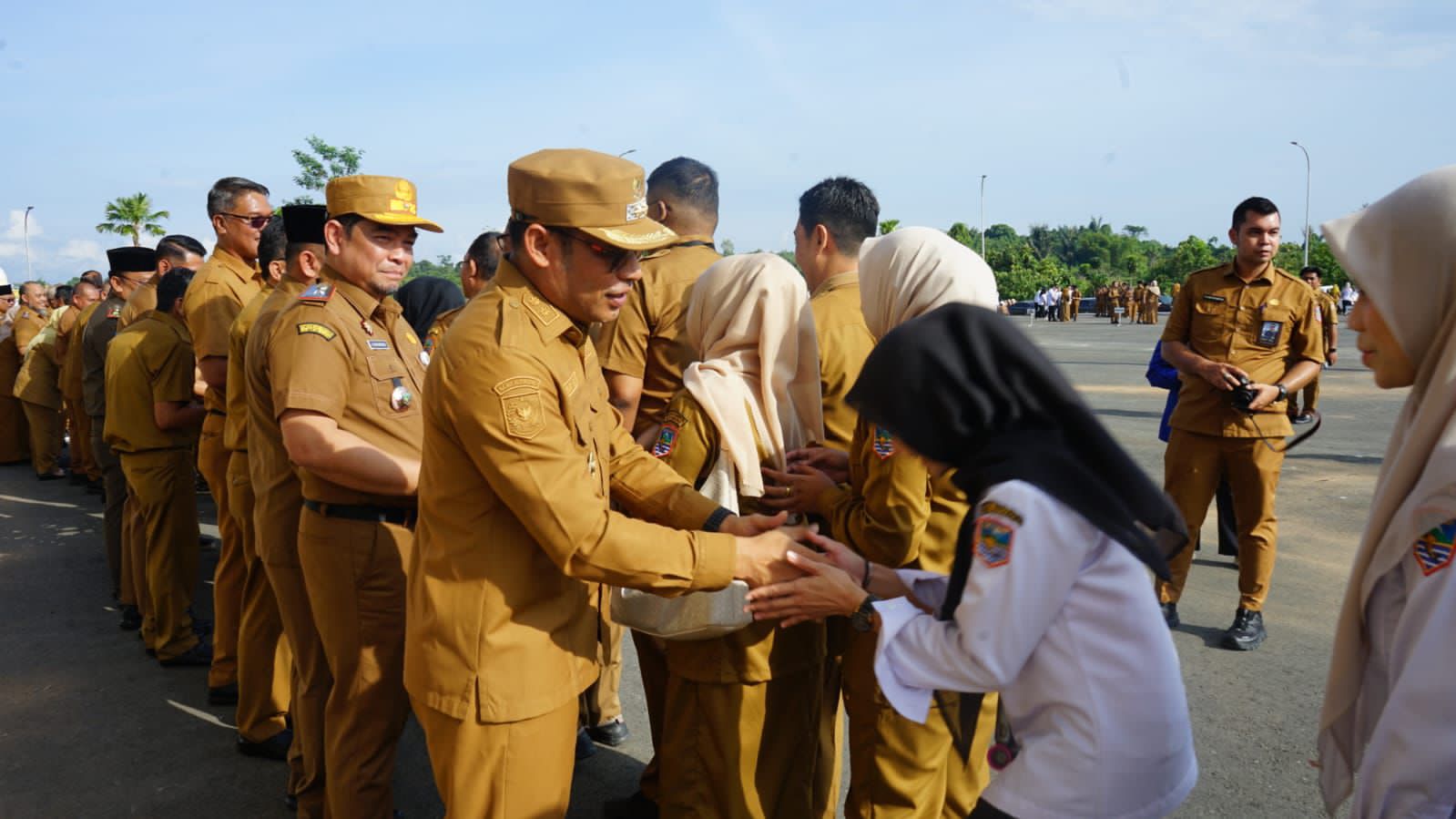 SILATURAHMI:Wakil Bupati Kotabaru, Syairi Mukhlis bersalaman dengan ASN dan PPPK usai apel pagi di Kantor Bupati Kotabaru, Senin (30/3/2026).