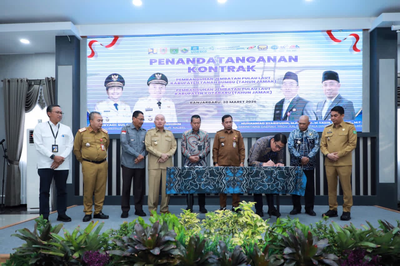 KOMITMEN:Gubernur Kalsel, H Muhidin menyaksikan penandatanganan kerja sama pembangunan Jembatan Batulicin-Pulau Laut di Aula Dinas PUPR Kalsel, Senin (30/3/2026).