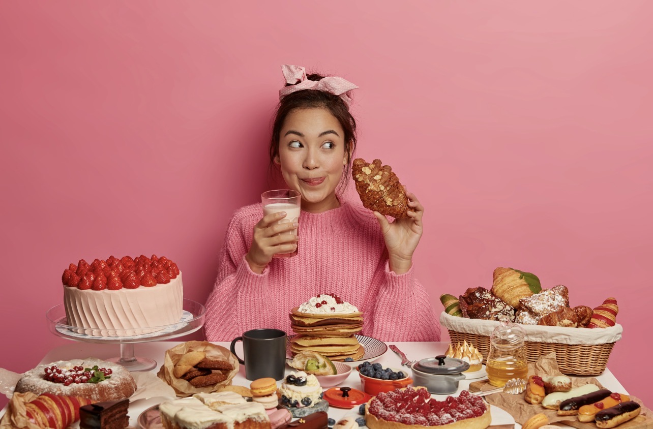 SINGSET: Makan banyak tapi tepat singset, ada trik yang bisa kamu coba. (Foto: Freepik)