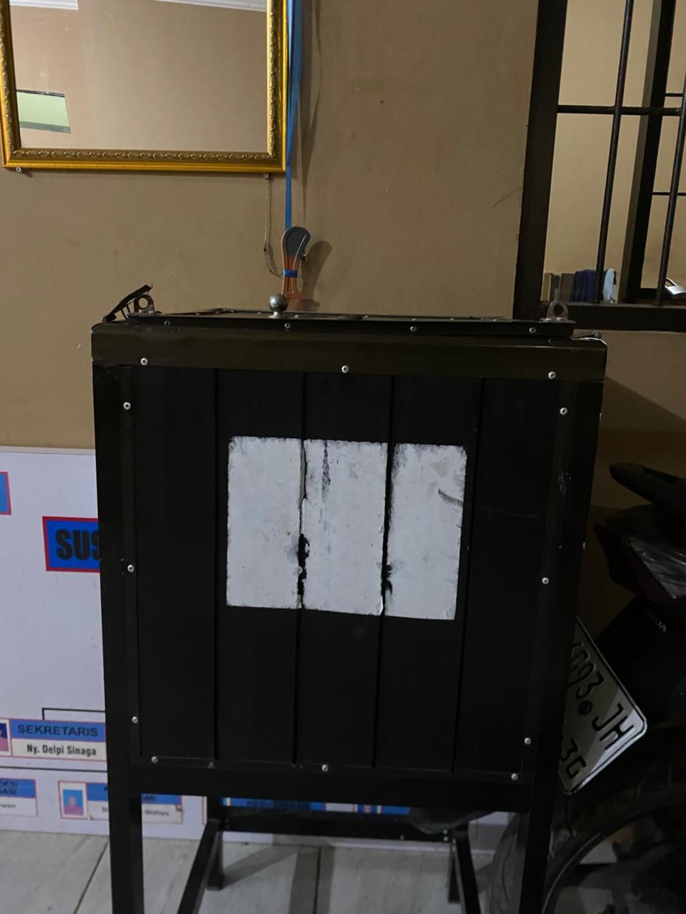DIAMANKAN: Pelaku pencurian kotak amal di Masjid Ar Rahman berhasil diamankan anggota Polsek Alalak beserta barang bukti.&nbsp;&nbsp; (foto: Polsek Alalak untuk Radar Banjarmasin)