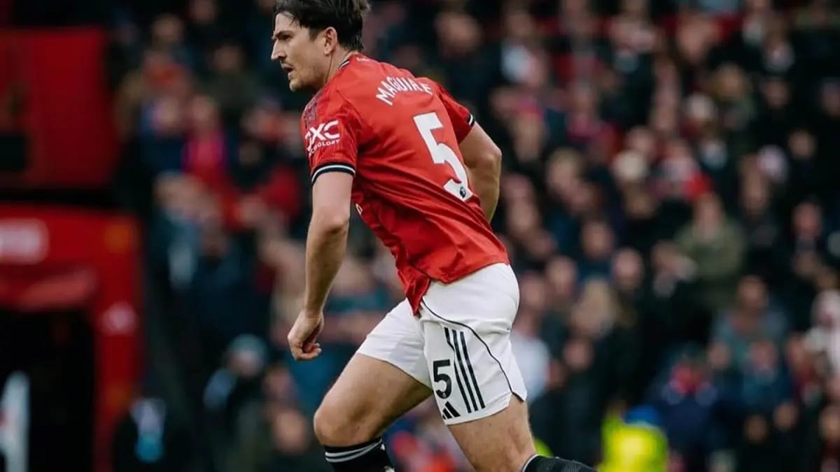 MASIH TIPIS: Aksi Harry Maguire saat di lapangan bersama Manchester United. 