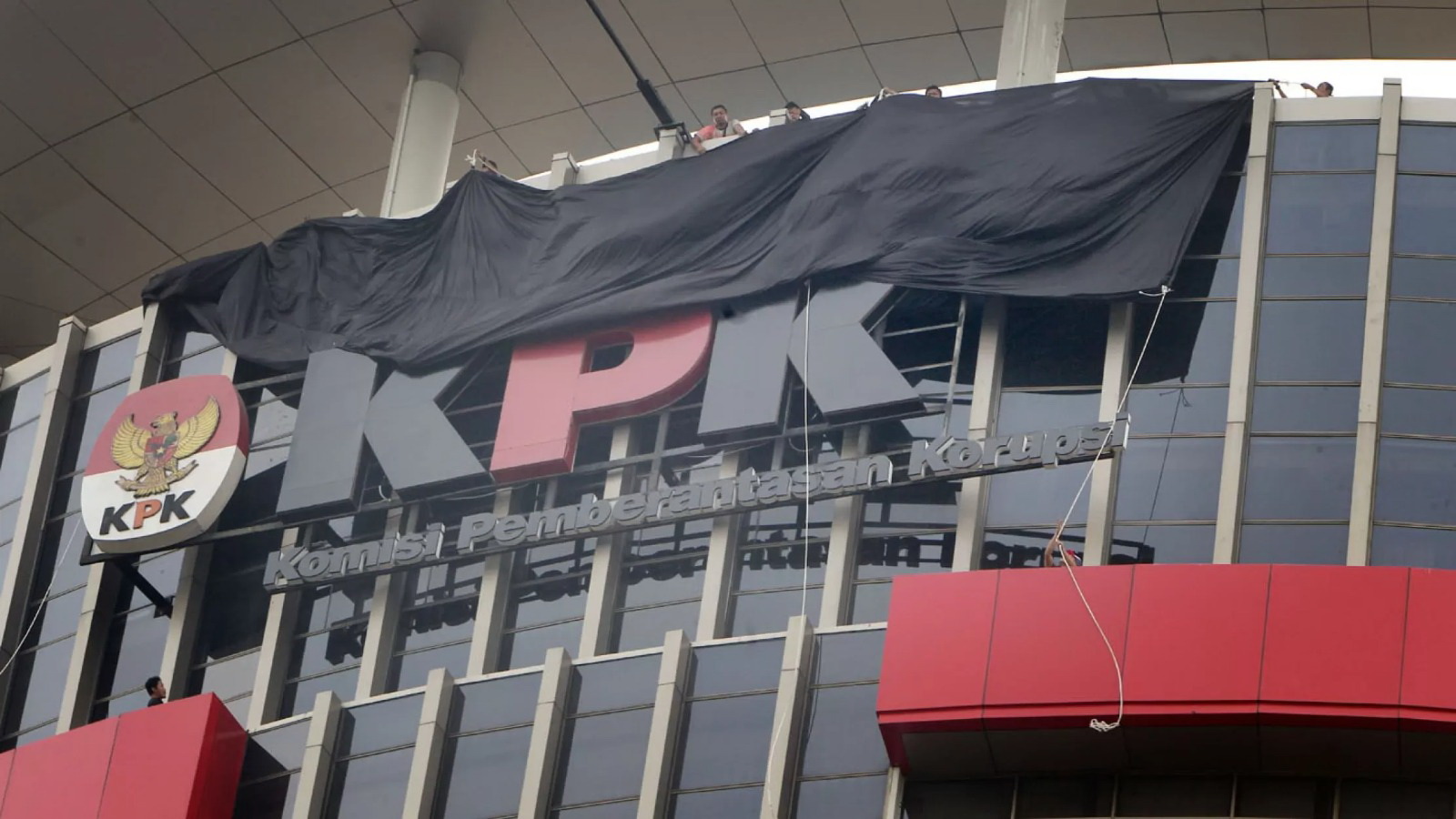 ROOPTOP ATAS: Gedung Merah Putih KPK di Jakarta. Saat ini lembaga antirasuah tersebut menyoroti rendahnya tingakat kepatauhan legislatif terhadap LHKPN 2026. 