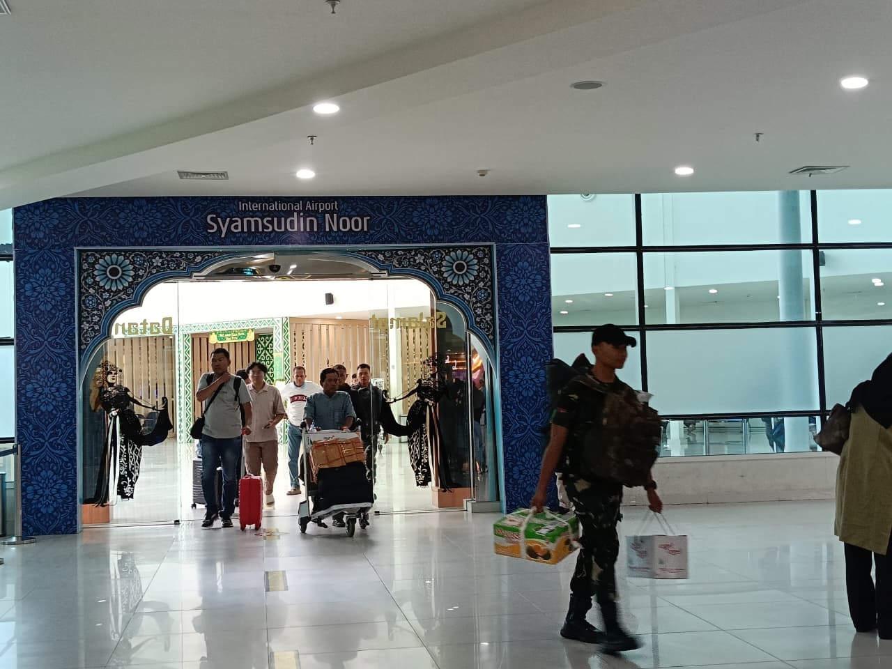 SILIH BERGANTI: Penumpang tiba di pintu kedatangan Bandara Syamsudin Noor. Pihak Angkasa Pura mencatat 13 ribu lebih di puncak arus balik, Sabtu (28/3). 