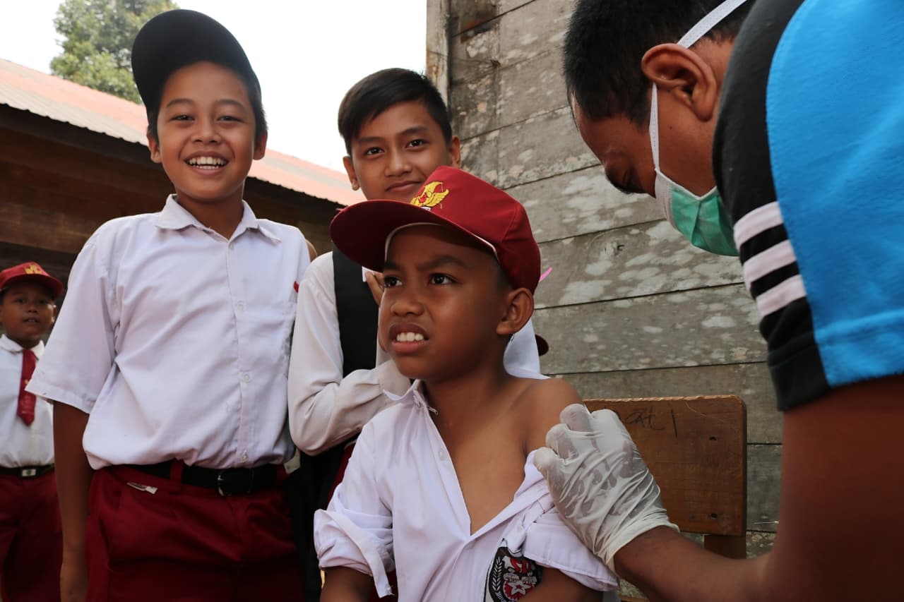 Siswa sekolah di Desa Bunglai, Kecamatan Aranio, Kabupaten Banjar saat melakukan imunisasi campak dan rubella, di halaman Puskesdes. (MC BANJAR)