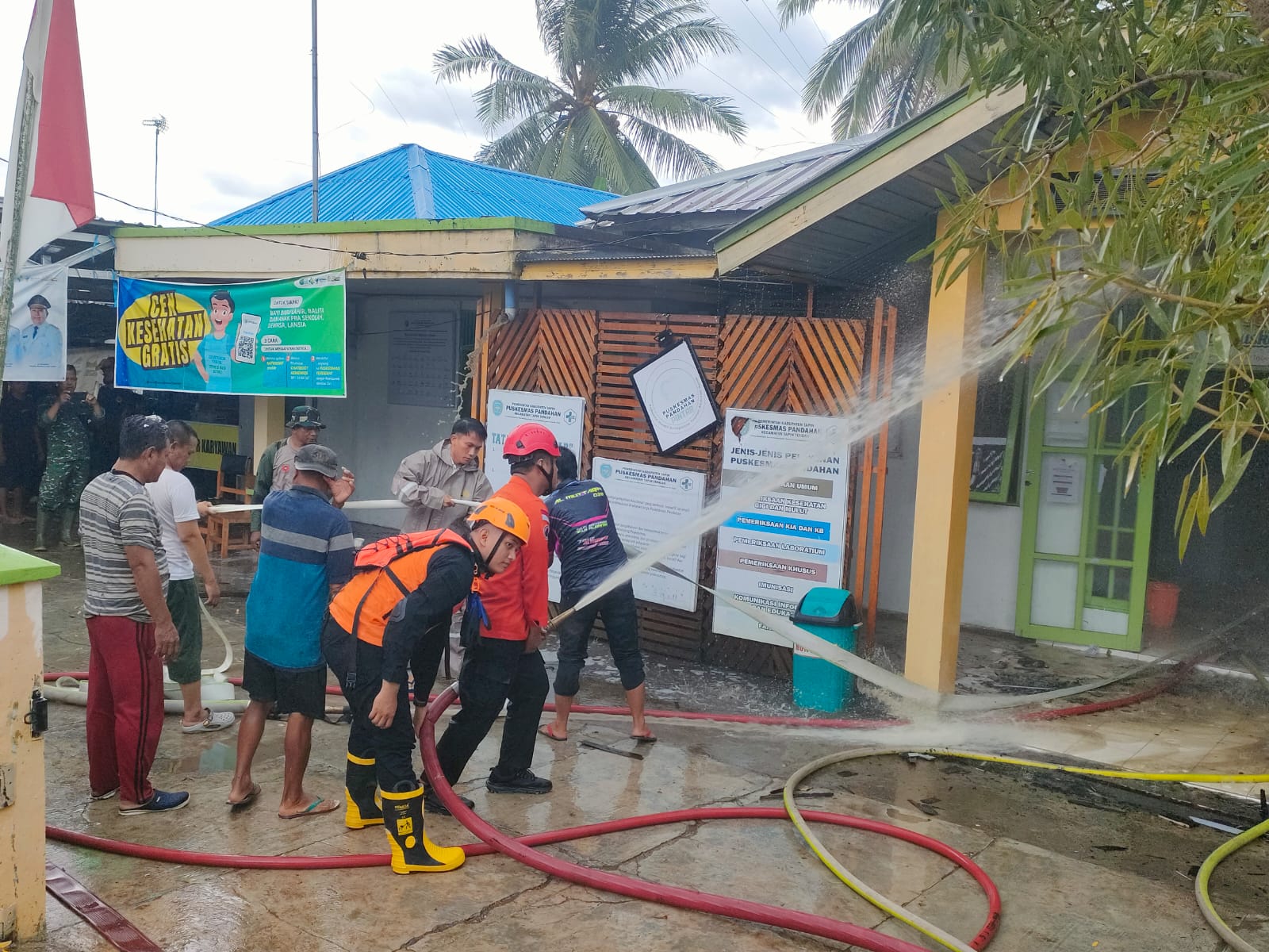 SEMPROT: Sebagian bangunan Puskesmas Pandahan di Tapin terbakar pada Senin (30/3/2026) siang.