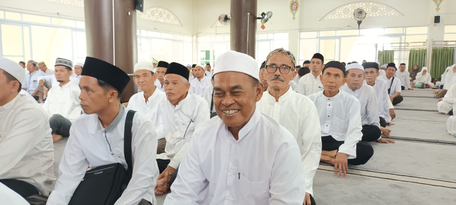 SIAP BERANGKAT: Para jemaah calon haji Tabalong saat mengikuti manasik haji di Masjid Al Abrar, Maburai, Tabalong.