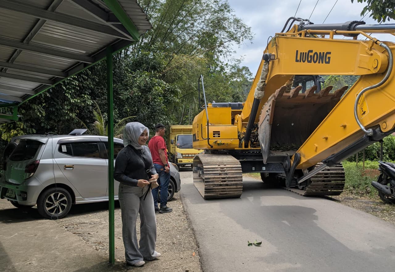 BERSINERGI: Pemkab HSS dan TNI mengerahkan alat berat untuk proyek jembatan dan jalan di Desa Malilingin dalam program Karya Bakti.