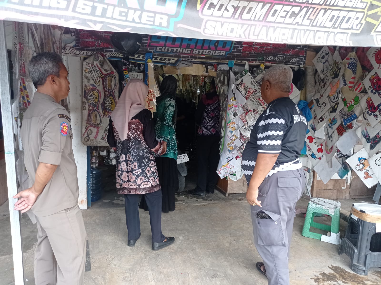 PENERTIBAN: Pemko Banjarbaru menertibkan bangunan tanpa izin di atas aset daerah di Kelurahan Sungai Besar.
