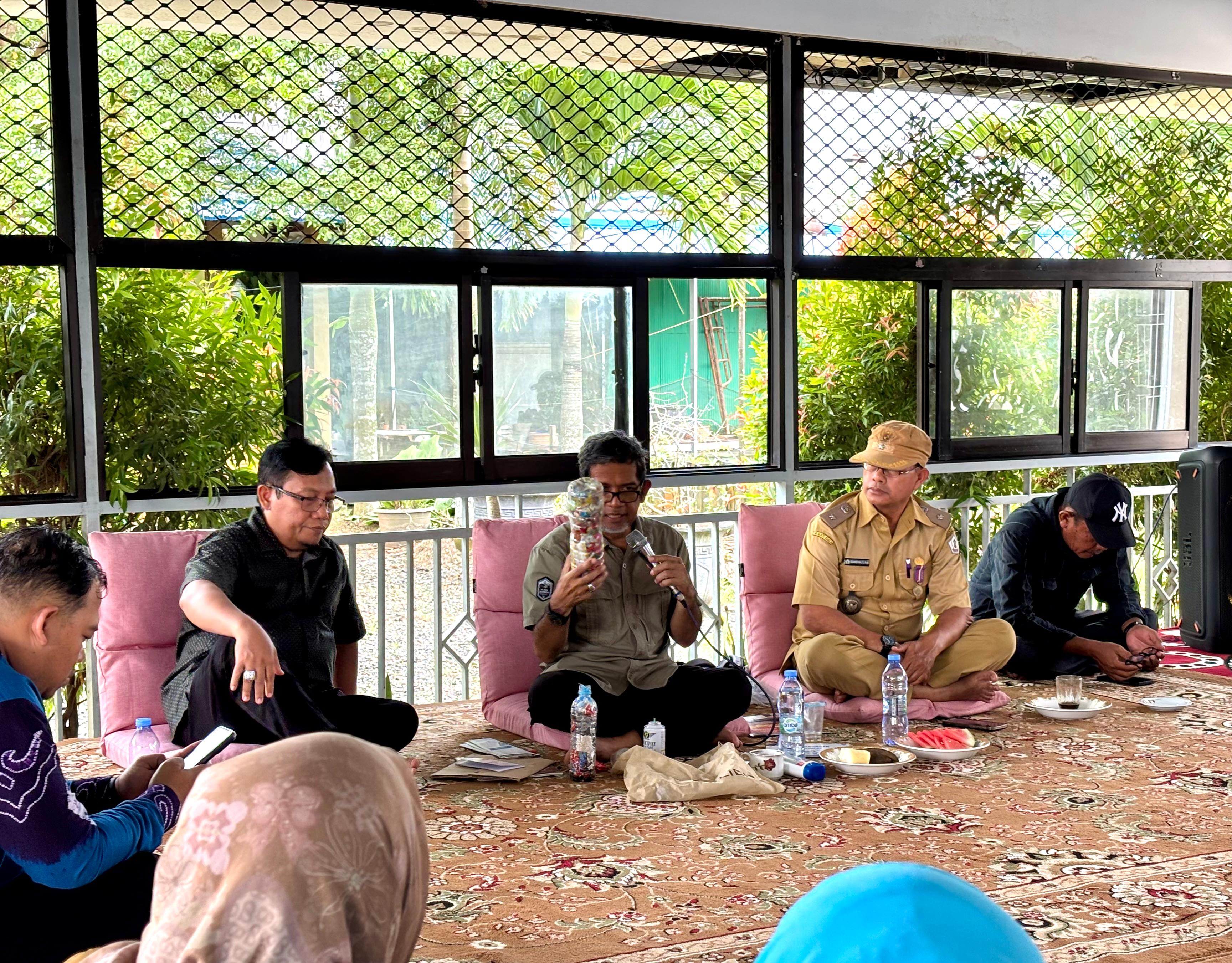 DISKUSI: IKA Unair Kalsel berkolaborasi dengan sejumlah pihak melakukan pembahasan perdana guna merealisasikan program pemilihan sampah di Kompleks Kebun Jeruk III, Handil Bakti, Barito Kuala.