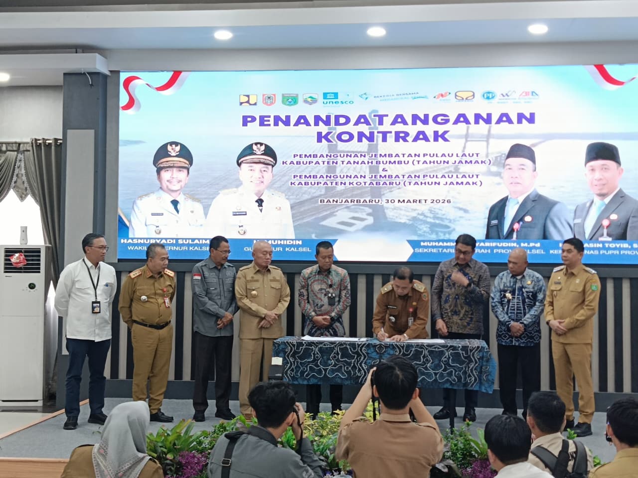 KERJA SAMA: Penandatangan proyek jembatan Pulau Laut mulai dikontrak.