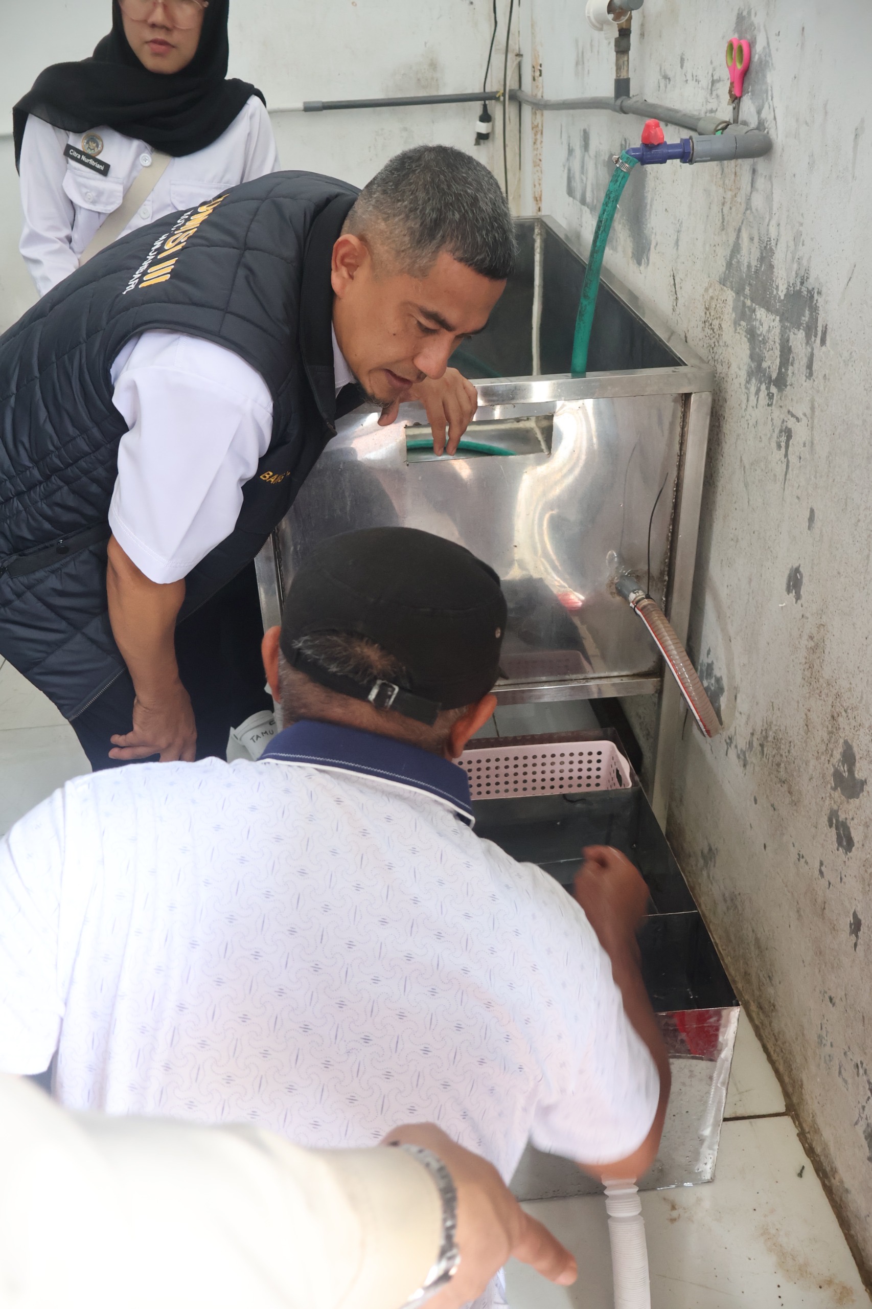 APRESIASI: Ketua Komisi III DPRD Banjarbaru, Bang Haji Iyal, meninjau SPPG Guntung Manggis 1 sambil mendengarkan penjelasan pengelola terkait pengelolaan IPAL.