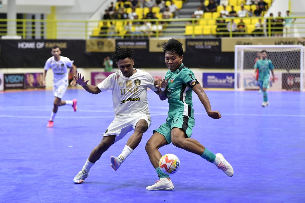 PRO FUTSAL: Pemain Fafage Banua saat bersama pemain dari Asahan Futsal Klub dalam laga lanjutan Pro Futsal League 2025/2026 di GOR Babussalam Banjarbaru, Sabtu (29/3/2026)