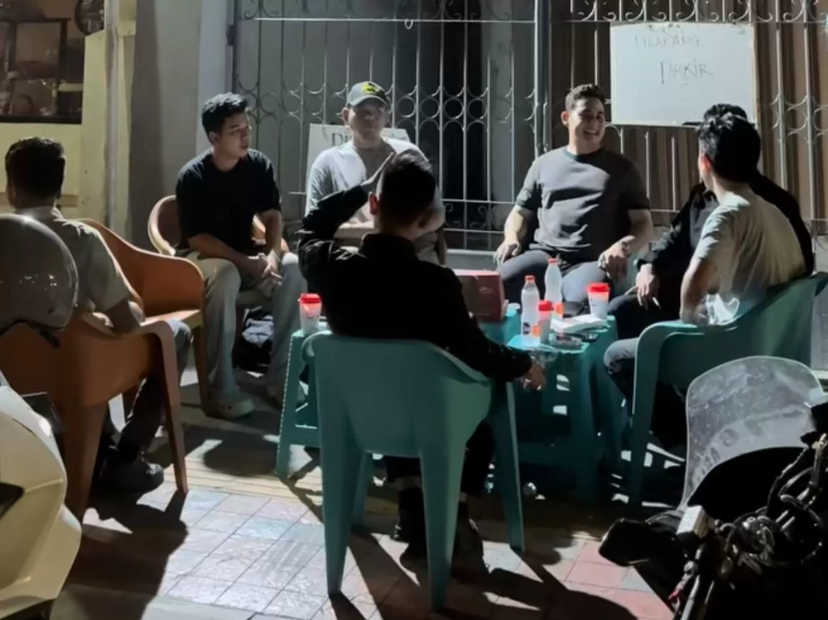  Pemko berupaya menata tanpa mematikan pelaku UMKM yang selama ini menggelar usahanya di atas trotoar.  &nbsp;