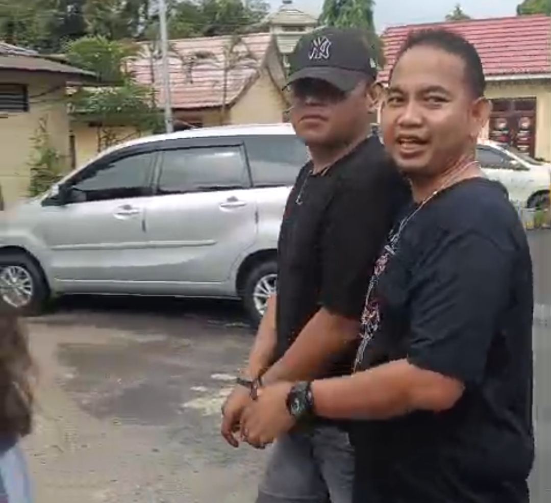 DIAMANKAN:Pelaku (pakai topi) kasus KDRT saat diamankan ke Polres Tapin untuk proses lebih lanjut. 