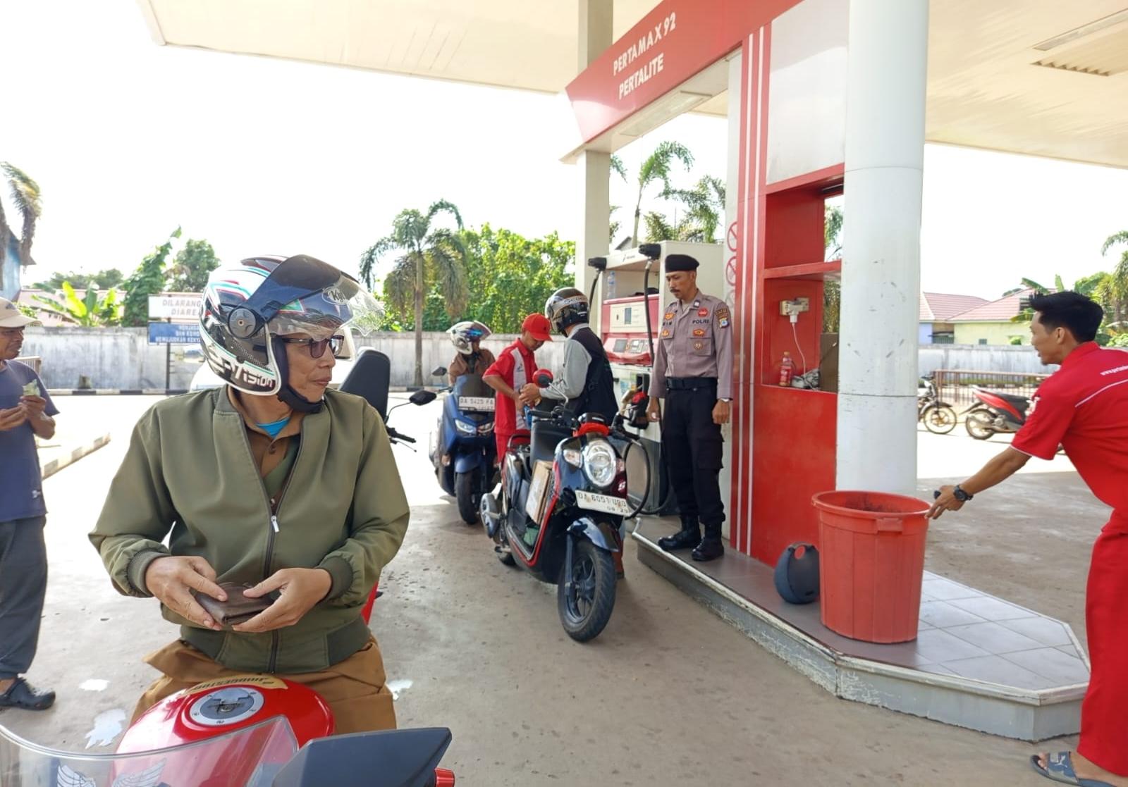 TERTIB:Antrean BBM di SPBU Banjang, Kabupaten HSU terpantau lancar dengan pengawasan dari aparat Polsek Banjang, Selasa (31/3/2026). 