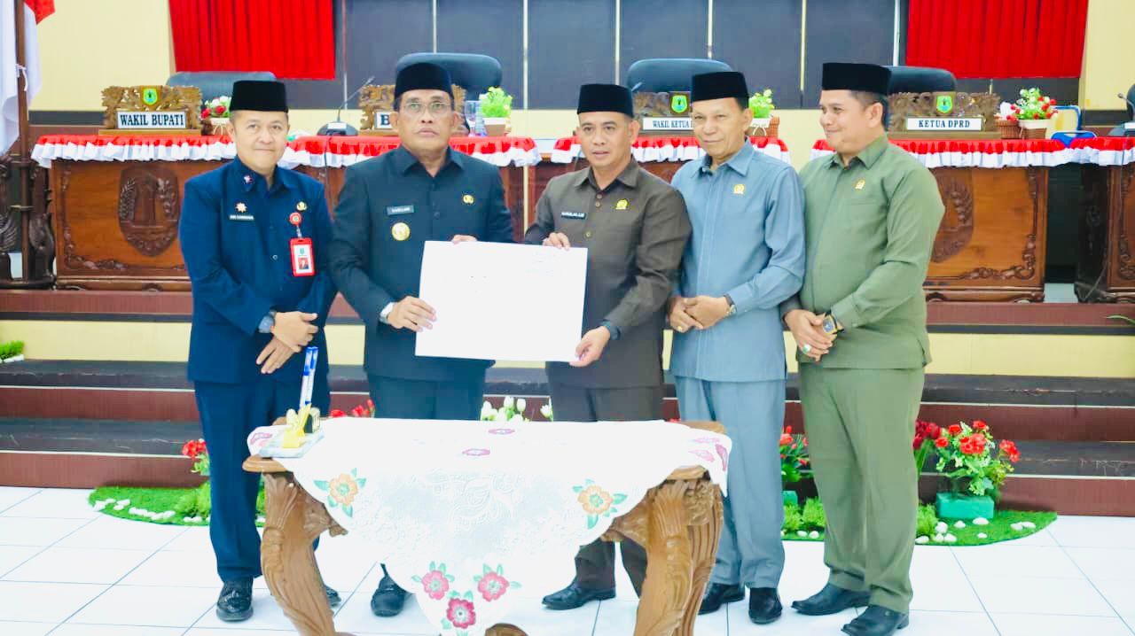 MOMEN:Bupati HSU, H Sahrujani menyampaikan pendapat akhir dan LKPJ 2025 dalam rapat paripurna DPRD HSU di Amuntai, Senin (30/3/2026).