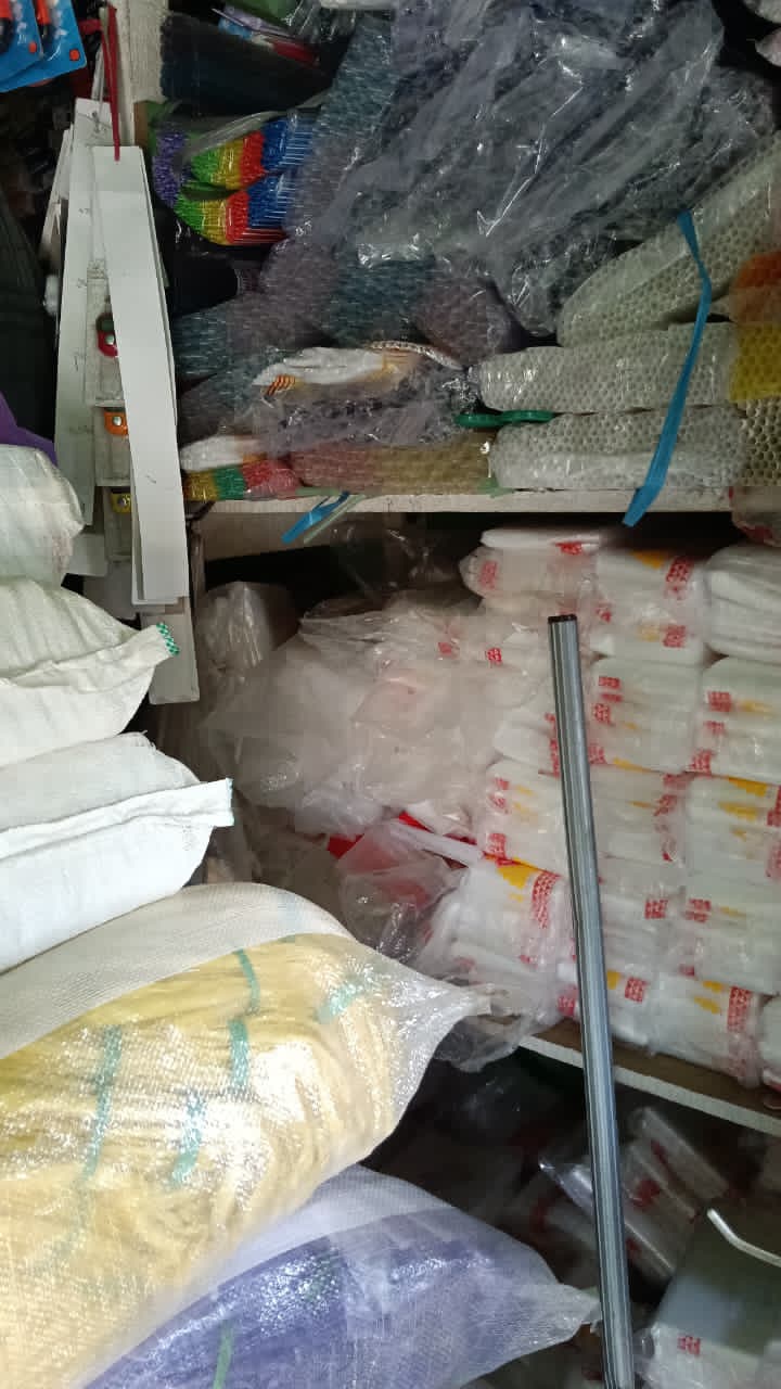BUAT KEMASAN:Harga plastik di Pasaran Kota Banjarmasin mulai meroket dan membuat pedagang resah akibat terdampak perang teluk.