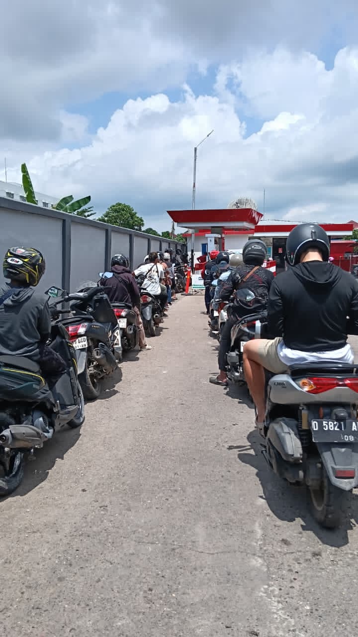 ANTRI: Sejumlah SPBU mulai dipadati masyarakat untuk mendapatkan BBM.