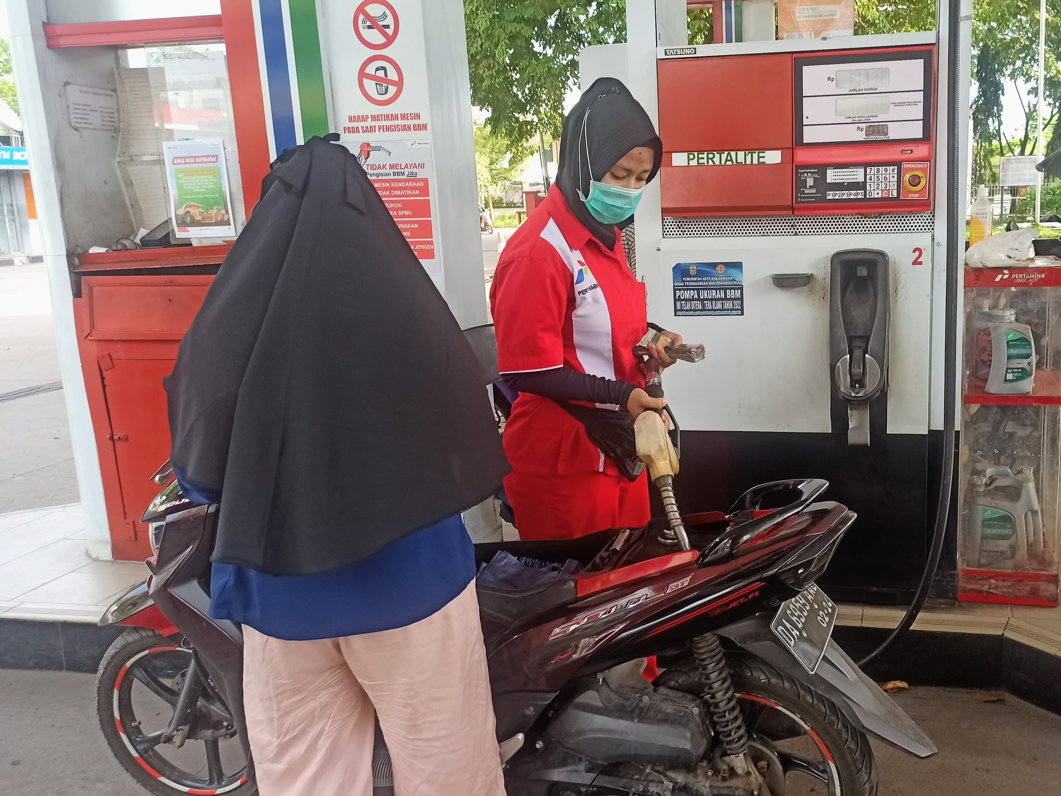 TANPA ANTRE:Warga mengisi BBM di SPBU Banjarbaru, Selasa (31/3/2026). Isu kenaikan harga BBM belum memicu lonjakan antrean.
