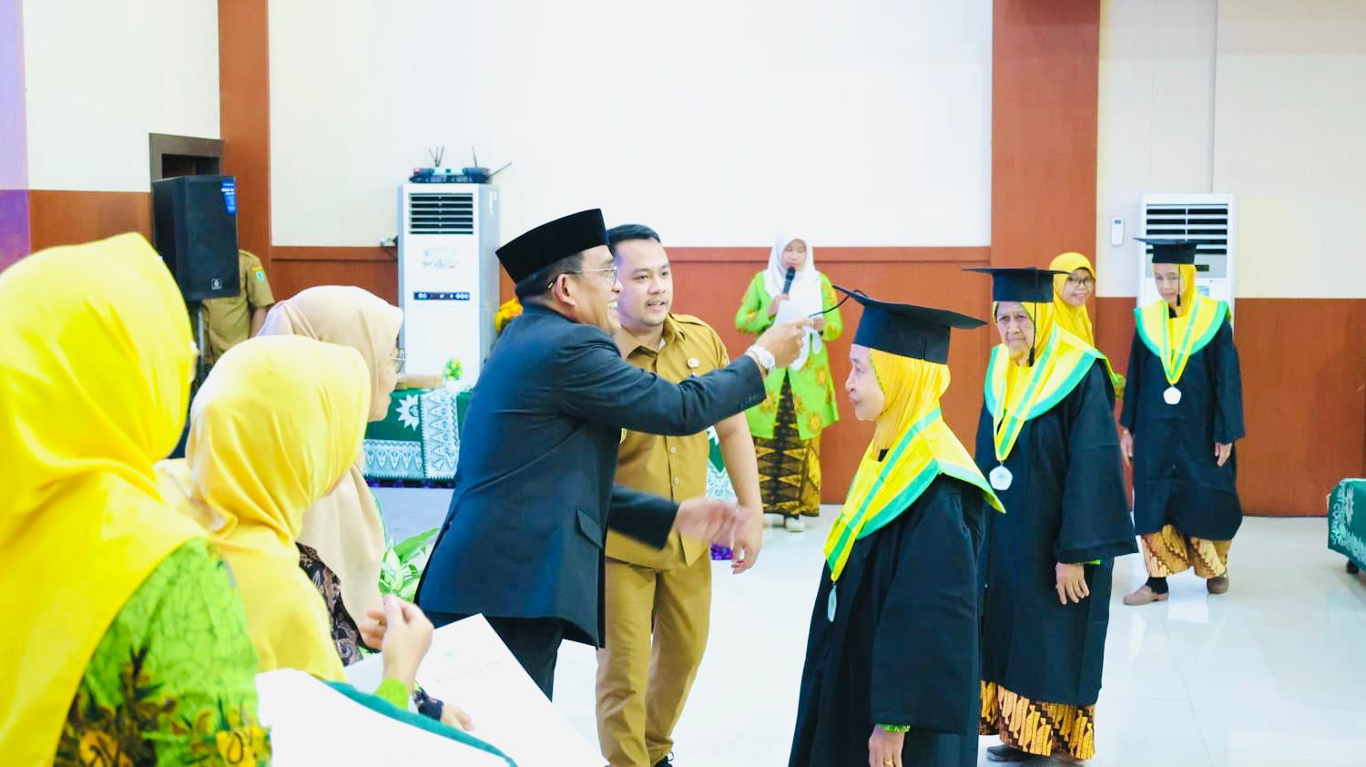 MOMEN:Bupati dan Wabup HSU, H Sahrujani dan Hero Setiawan menghadiri wisuda Sekolah Lansia Berdaya di Aula Dr KH Idham Chalid, Senin (30/3/2026).  