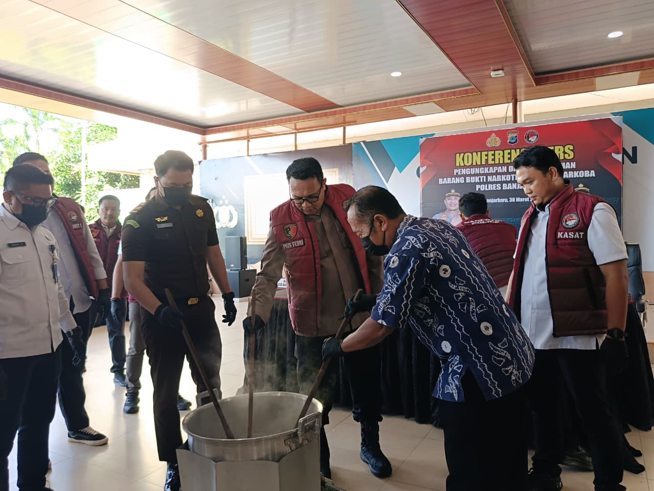 PEMUSNAHAN: Pihak kepolisian saat melakukan pemusnahan barang bukti narkotika.